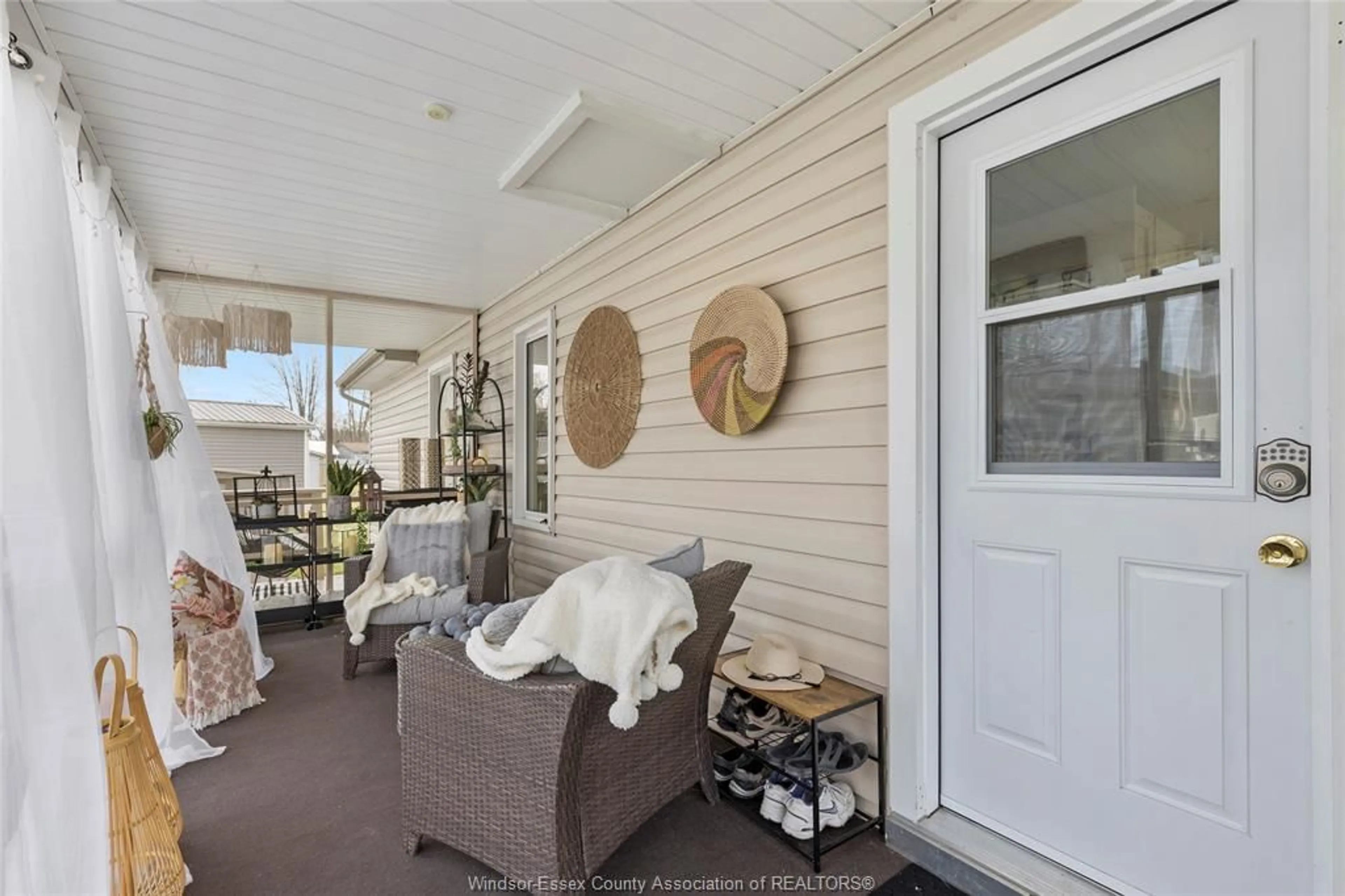 Indoor entryway for 3 LILAC Crt, McGregor Ontario N0R 1J0