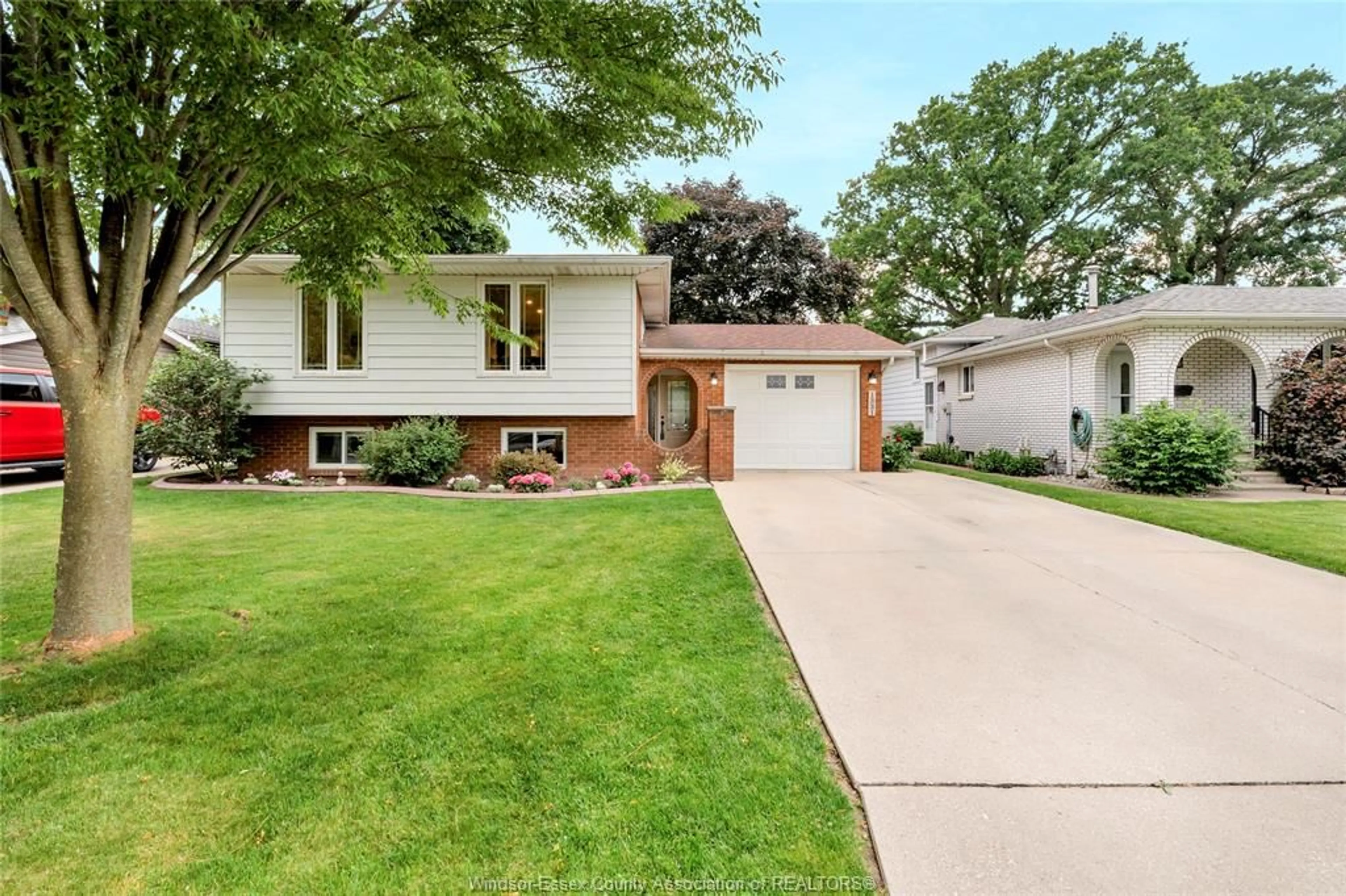 Home with vinyl exterior material, street for 1331 ISABELLE Pl, Windsor Ontario N8S 4J4