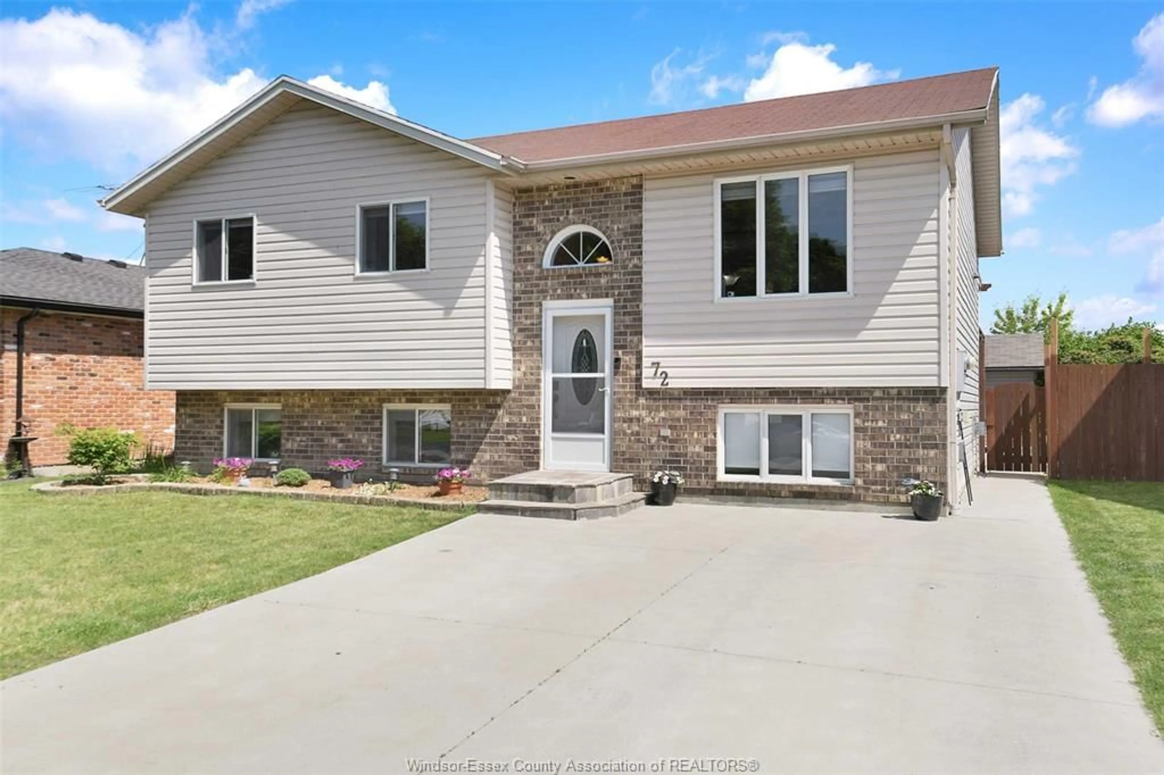 Home with vinyl exterior material, street for 72 Vermont, Amherstburg Ontario N9V 3X8