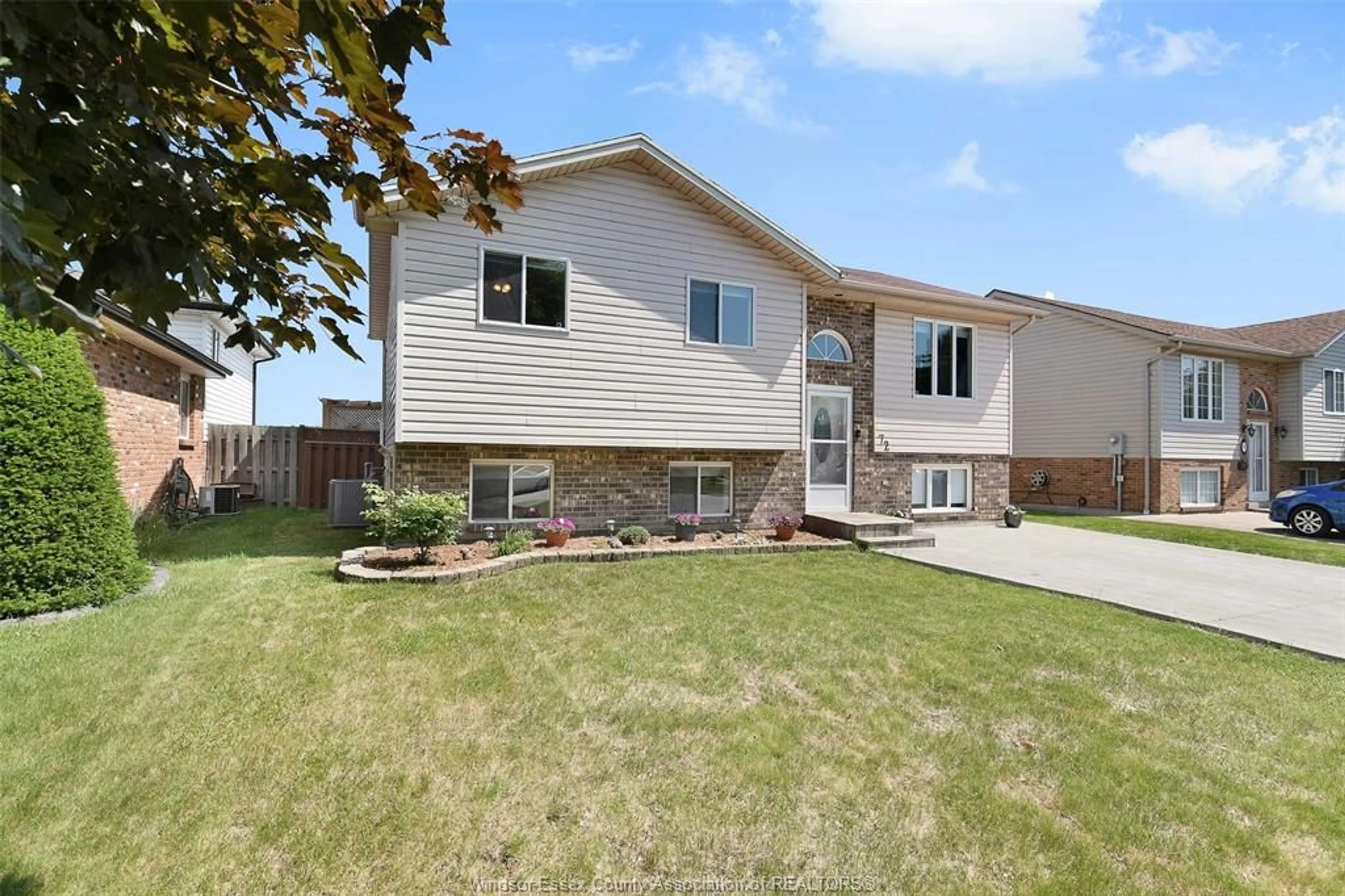 Home with vinyl exterior material, street for 72 Vermont, Amherstburg Ontario N9V 3X8