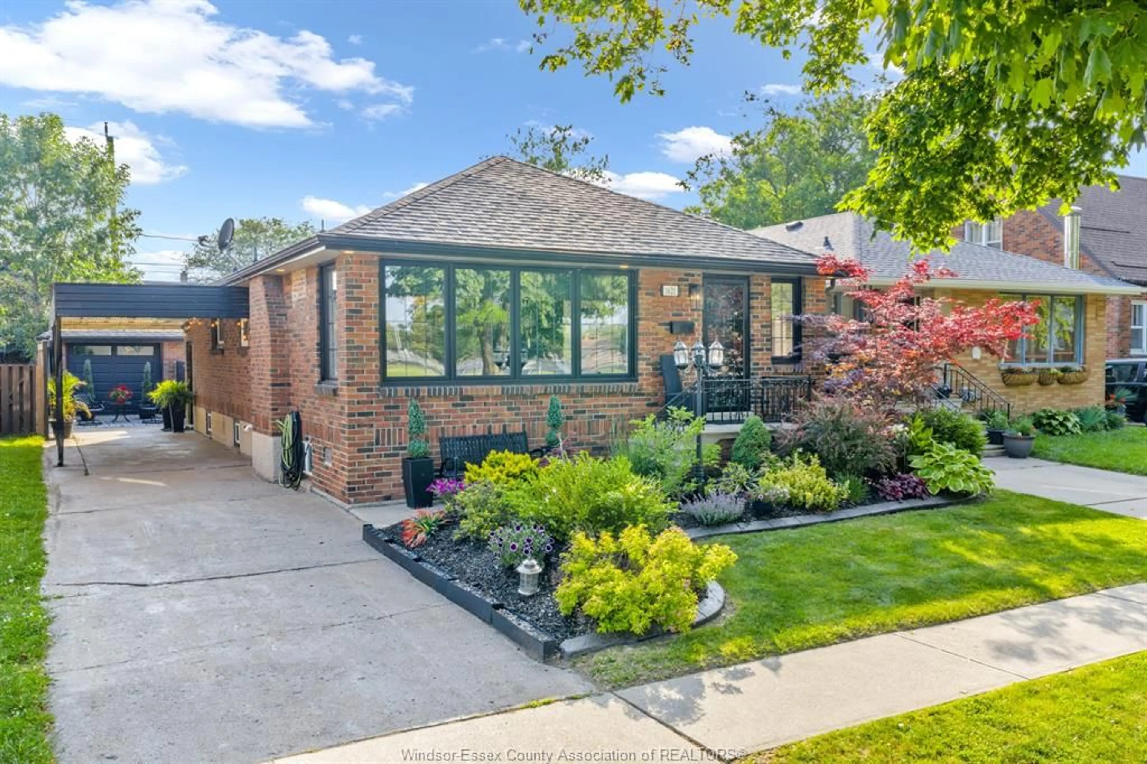 Home with brick exterior material, street for 1621 Alexis, Windsor Ontario N8Y 4P3