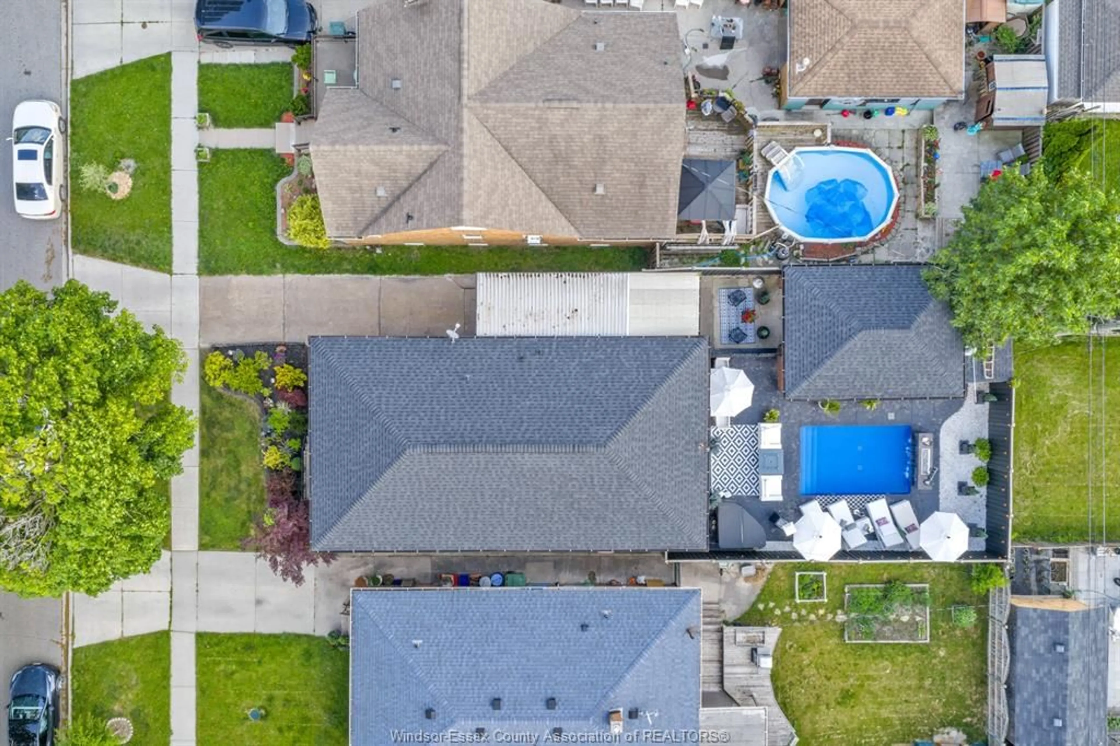 A pic from outside/outdoor area/front of a property/back of a property/a pic from drone, street for 1621 Alexis, Windsor Ontario N8Y 4P3