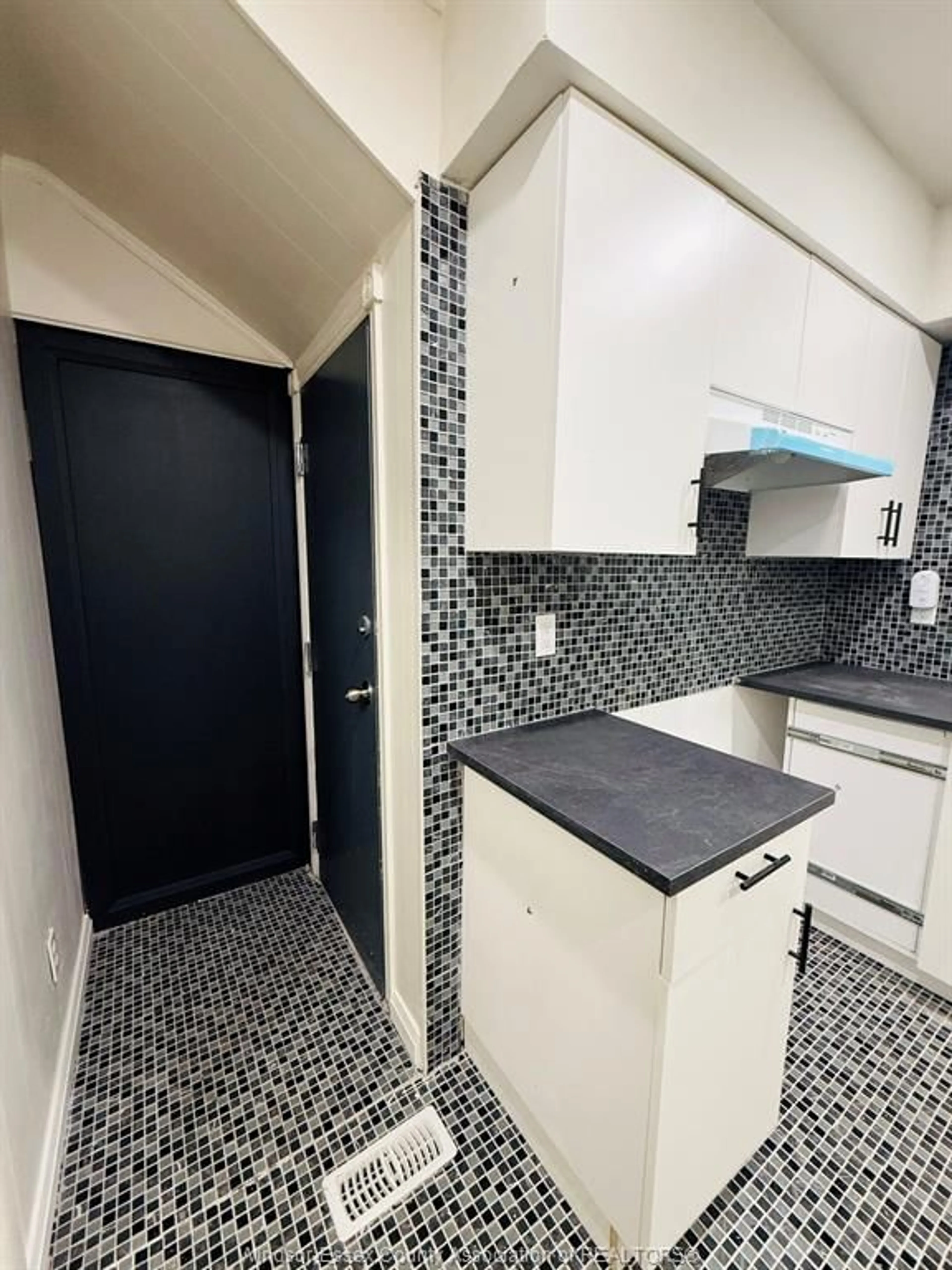 Standard kitchen, unknown for 242 BRIDGE, Windsor Ontario N9B 2M2