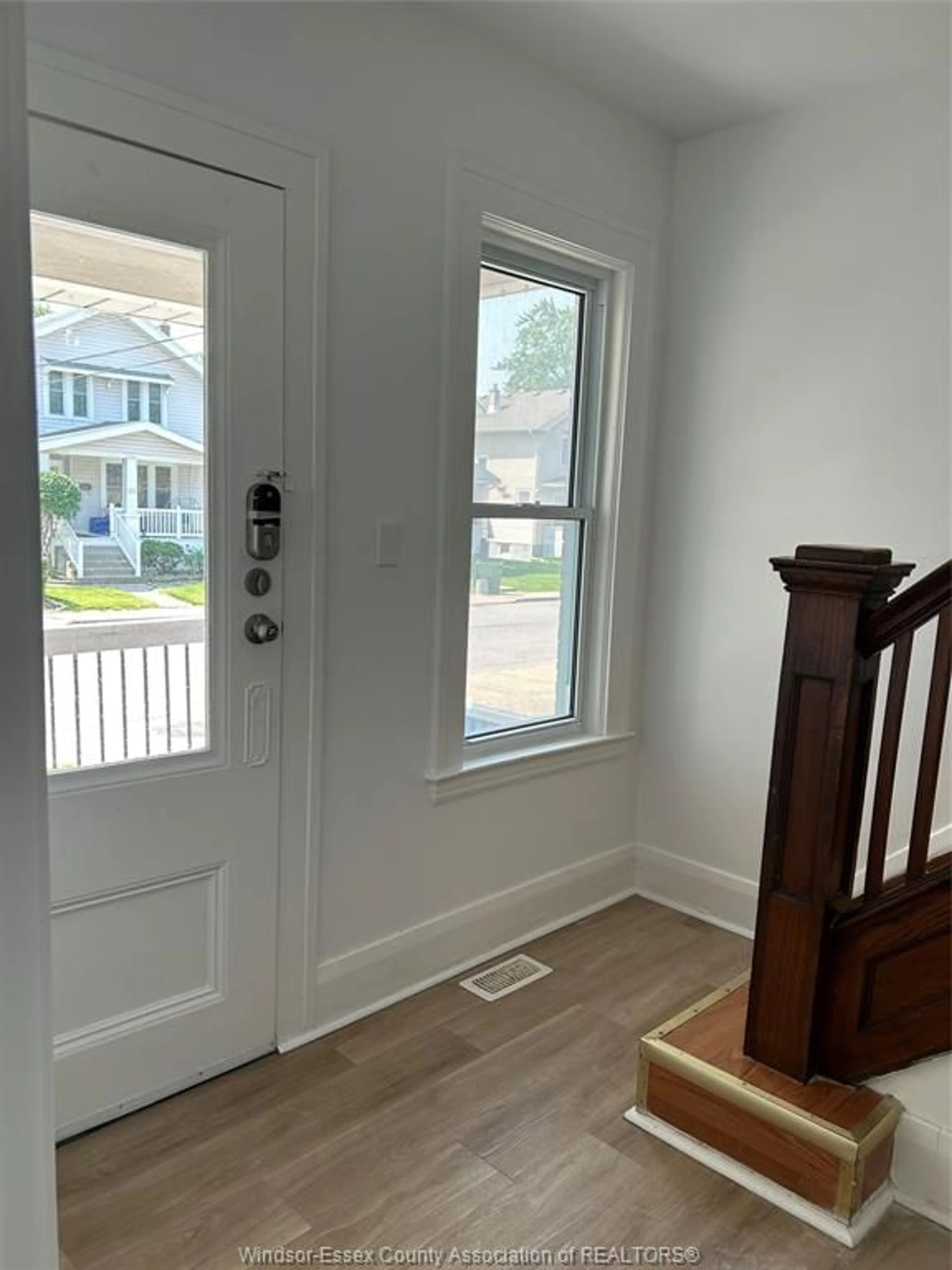 Indoor entryway for 442 ERIE ST, Windsor Ontario N9A 6B9