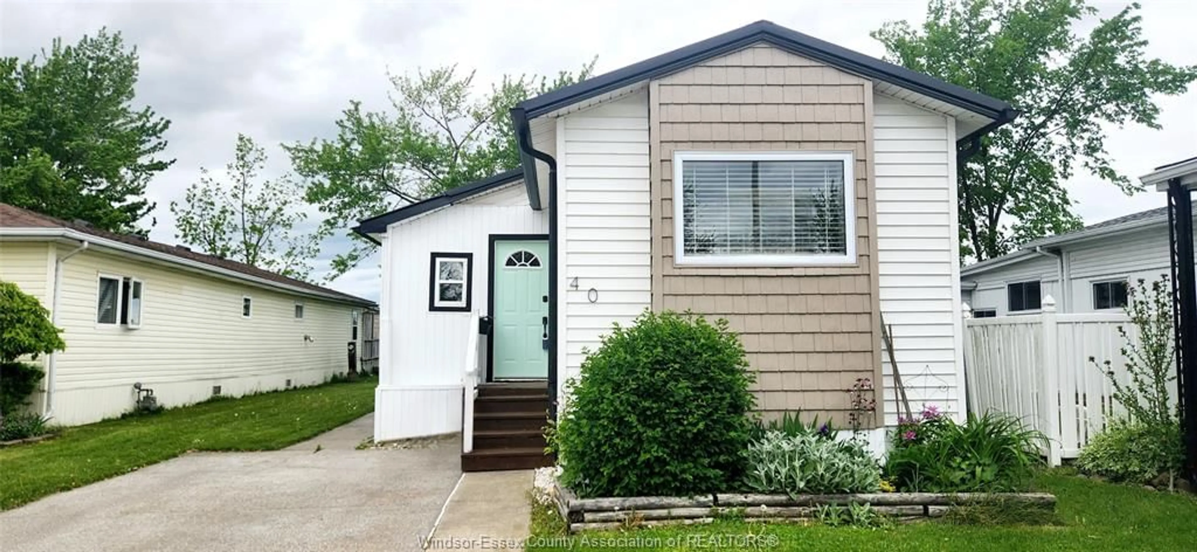 Home with vinyl exterior material, street for 40 PARKSIDE Dr, McGregor Ontario N0R 1J0