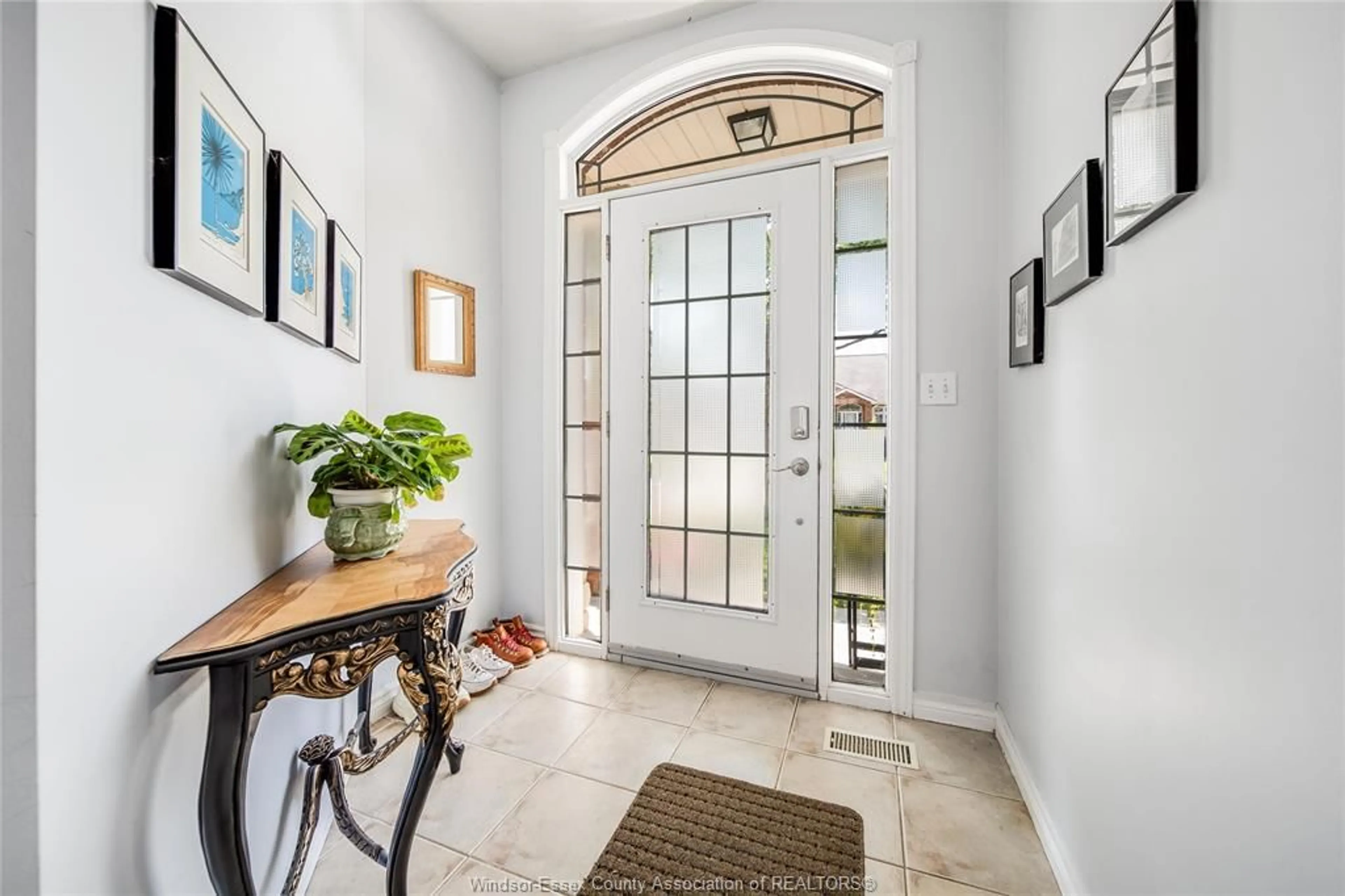 Indoor entryway for 11924 COBBLESTONE Cres, Windsor Ontario N8P 1T7