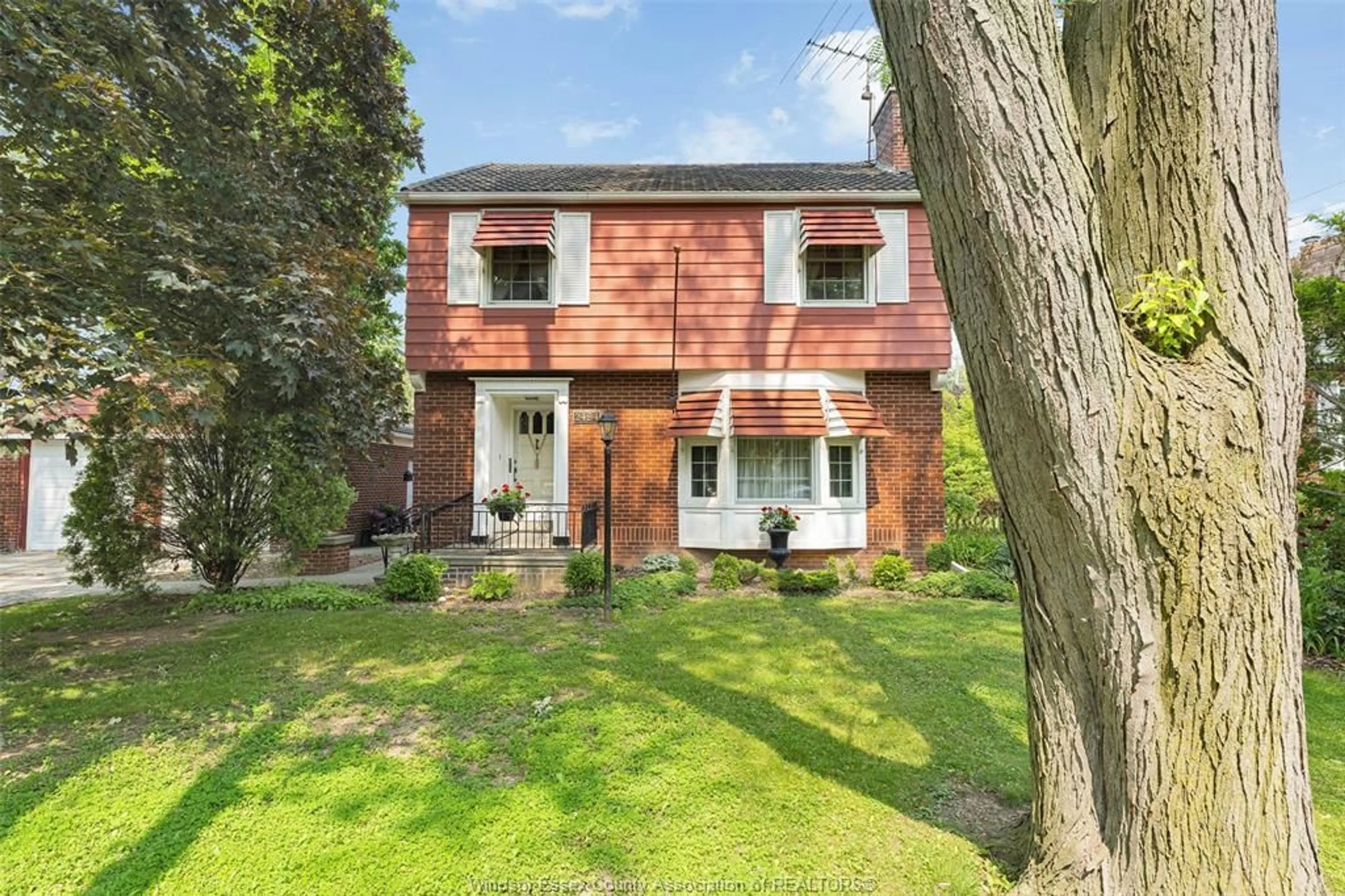 A pic from outside/outdoor area/front of a property/back of a property/a pic from drone, street for 2484 PRINCESS Ave, Windsor Ontario N8T 1V4