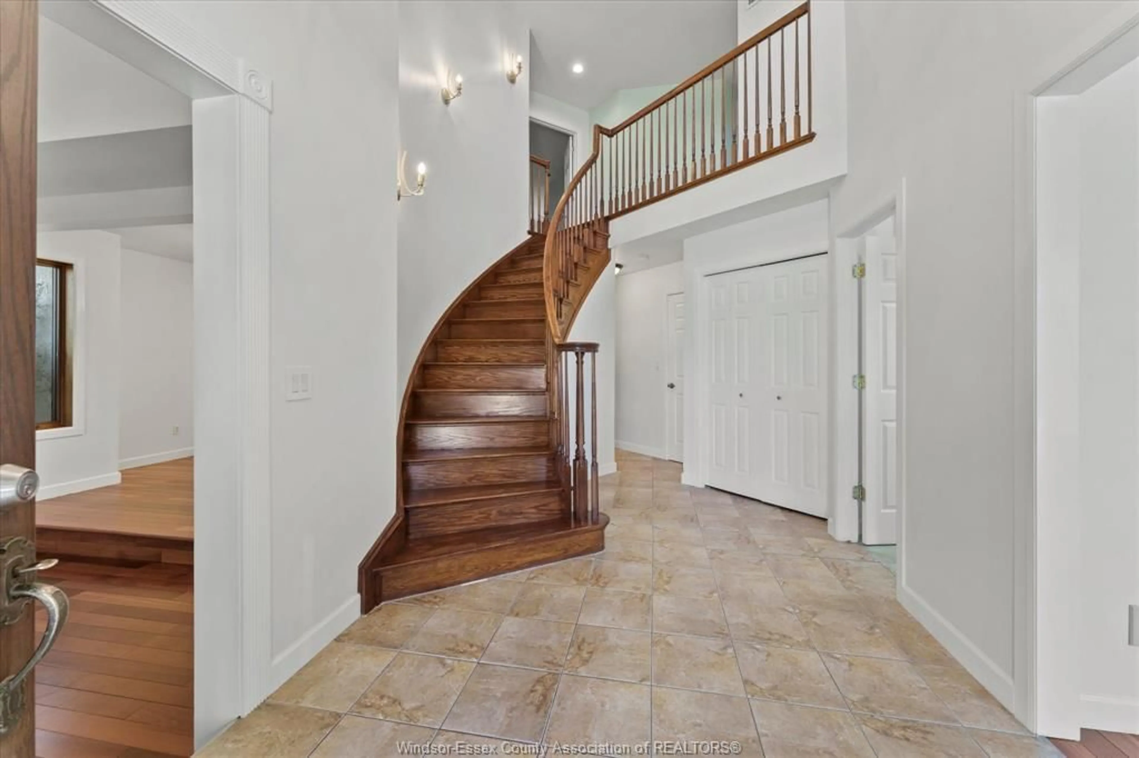Indoor foyer for 1387 CROSSWINDS Dr, Lakeshore Ontario N0R 1A0