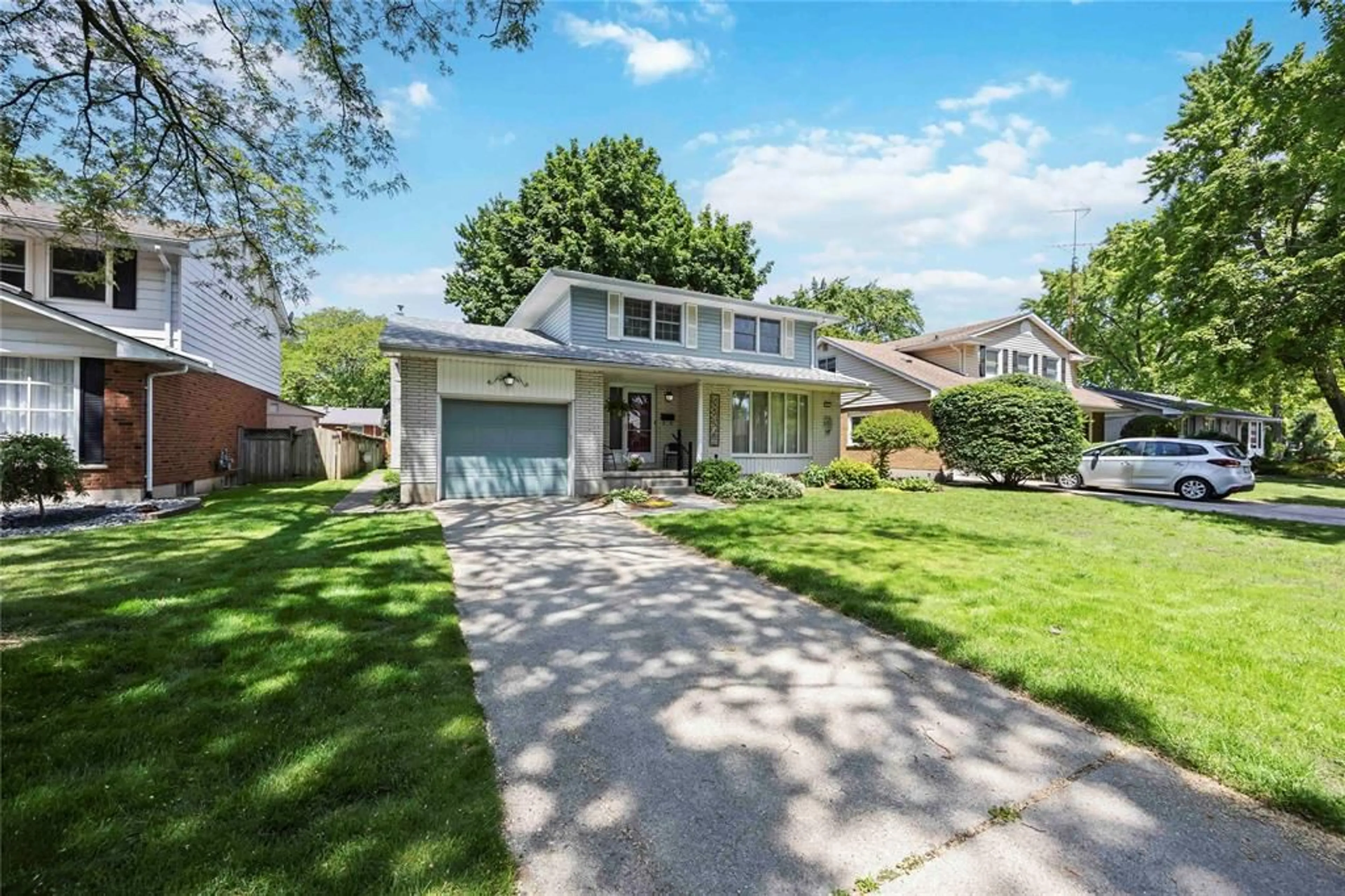 Home with vinyl exterior material, street for 913 ALLANDALE Dr, Sarnia Ontario N7S 3E3