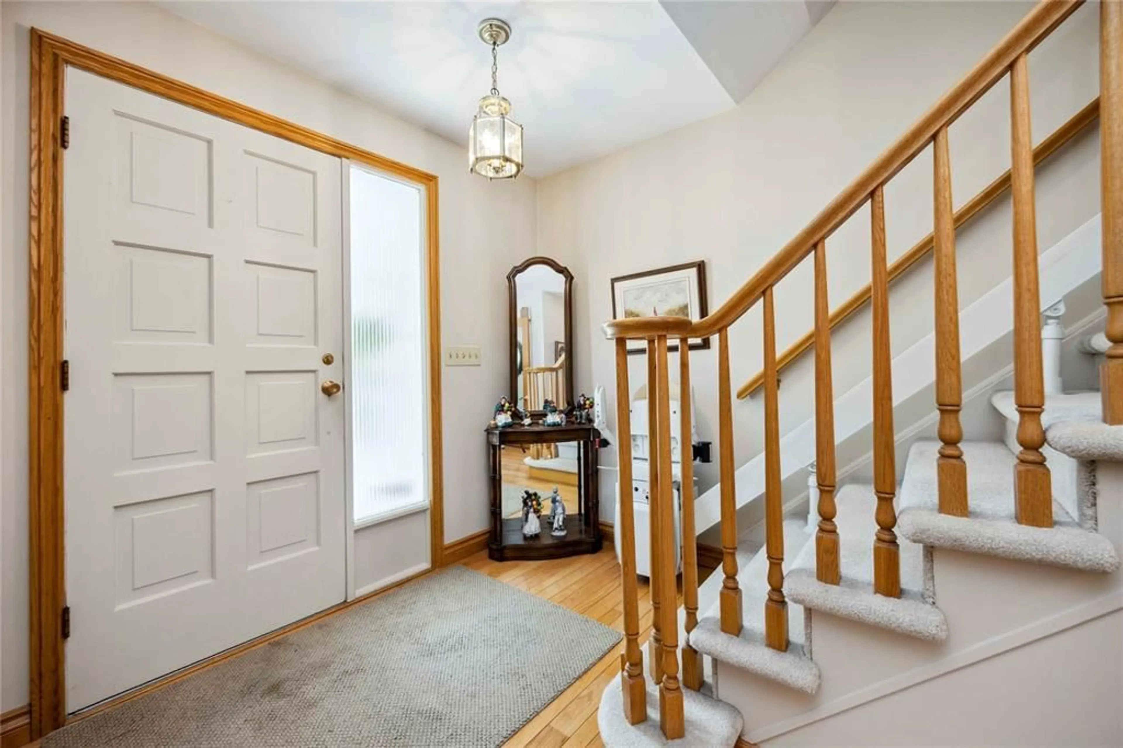 Indoor entryway for 913 ALLANDALE Dr, Sarnia Ontario N7S 3E3