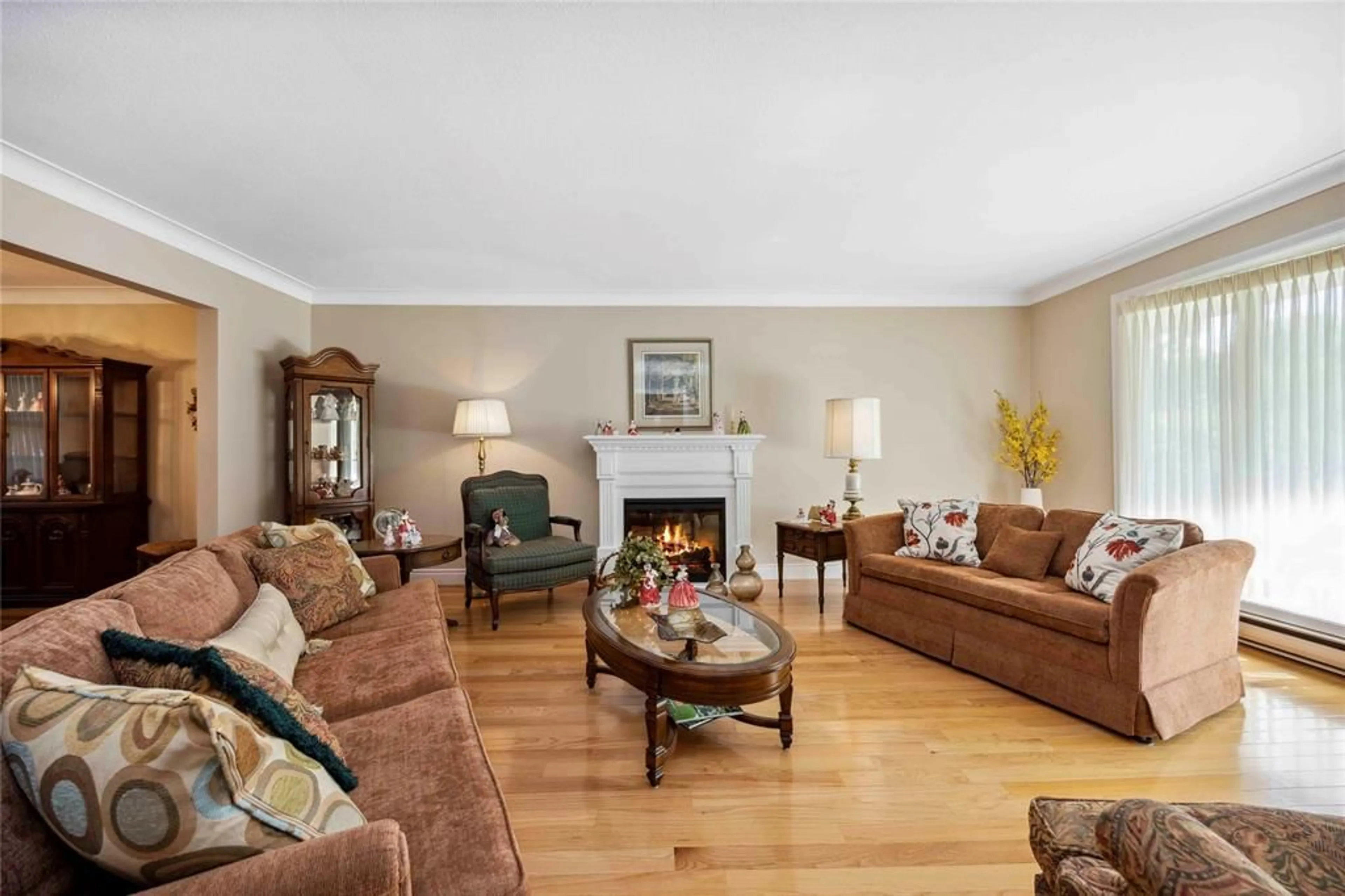 Living room with furniture, unknown for 913 ALLANDALE Dr, Sarnia Ontario N7S 3E3