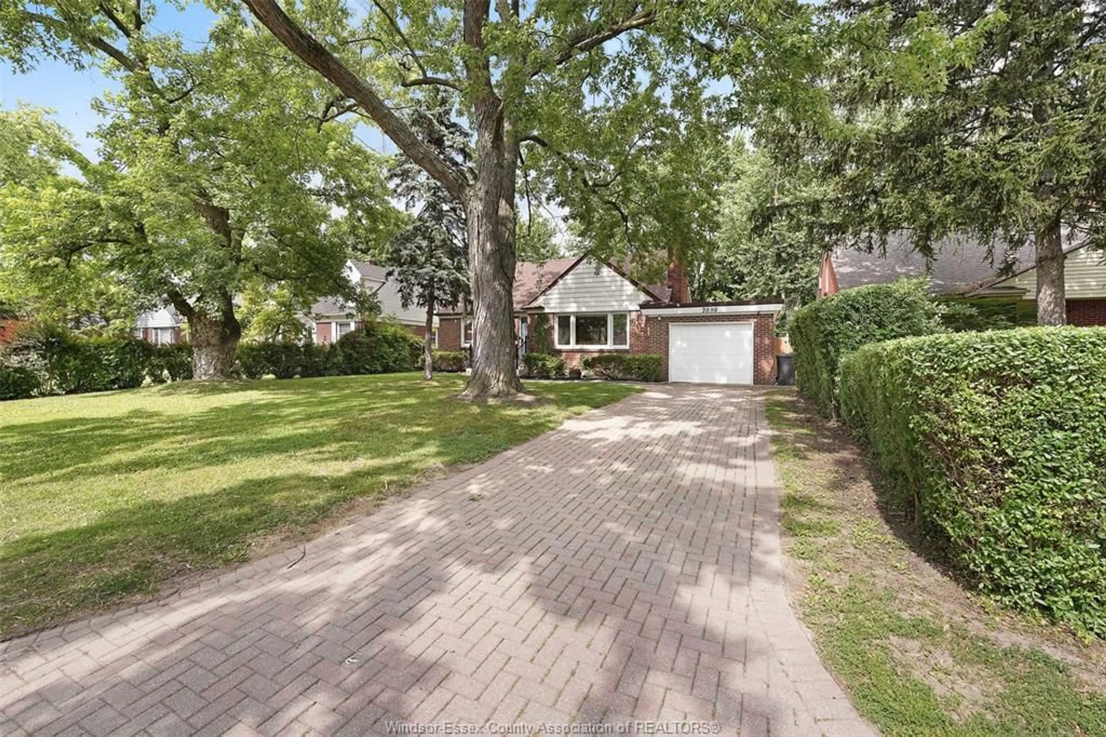 A pic from outside/outdoor area/front of a property/back of a property/a pic from drone, street for 2898 Alexandra Ave, Windsor Ontario N9E 2J7
