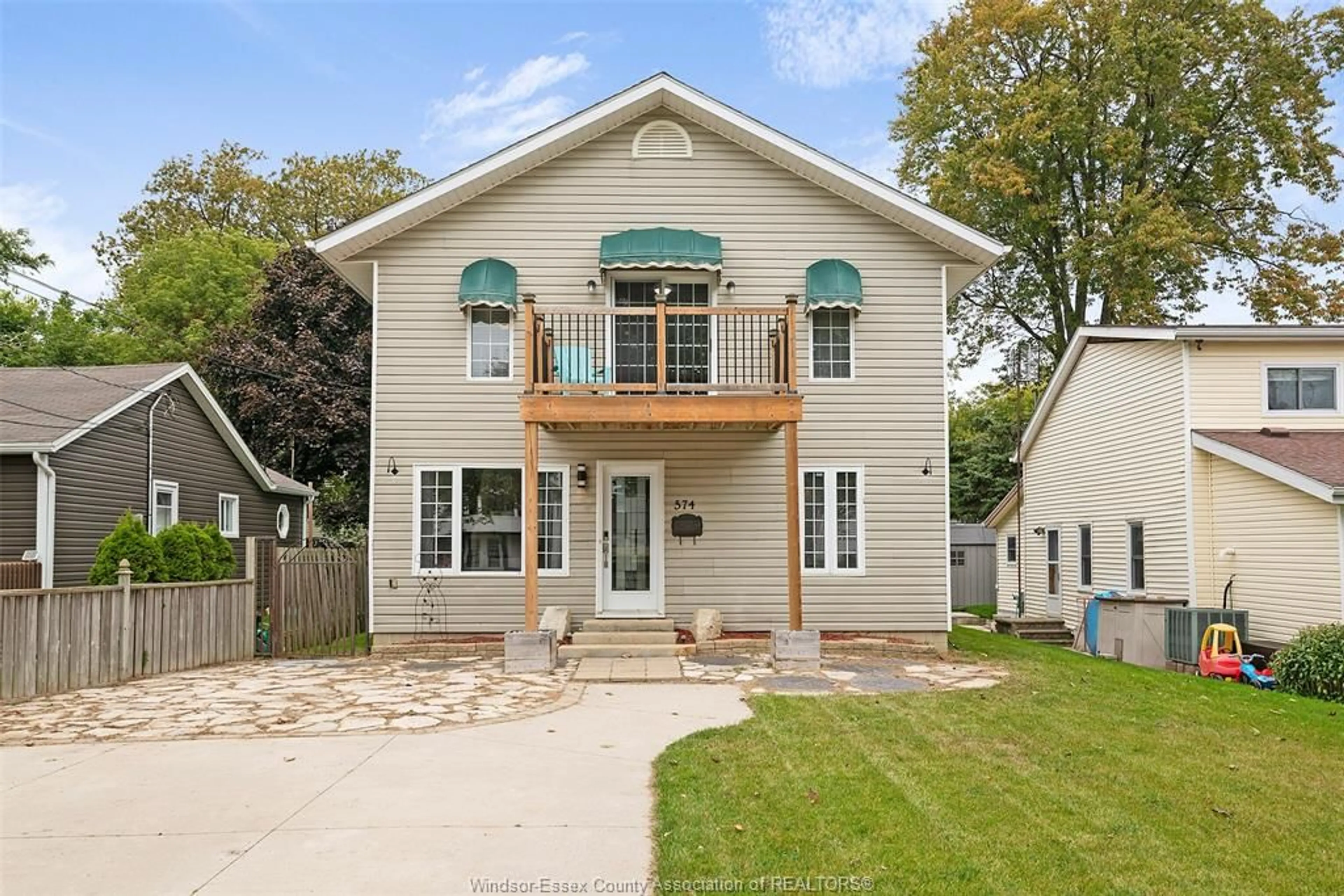 Home with vinyl exterior material, street for 574 HERITAGE Rd, Kingsville Ontario N9Y 3B2