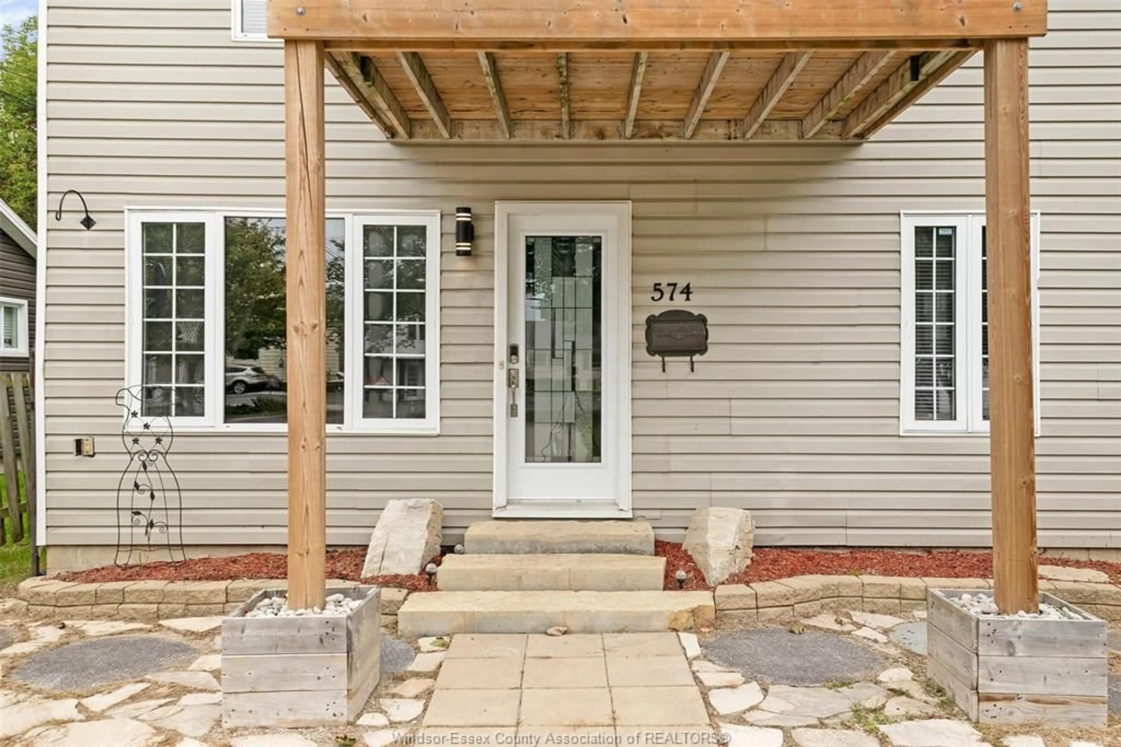 Indoor entryway for 574 HERITAGE Rd, Kingsville Ontario N9Y 3B2