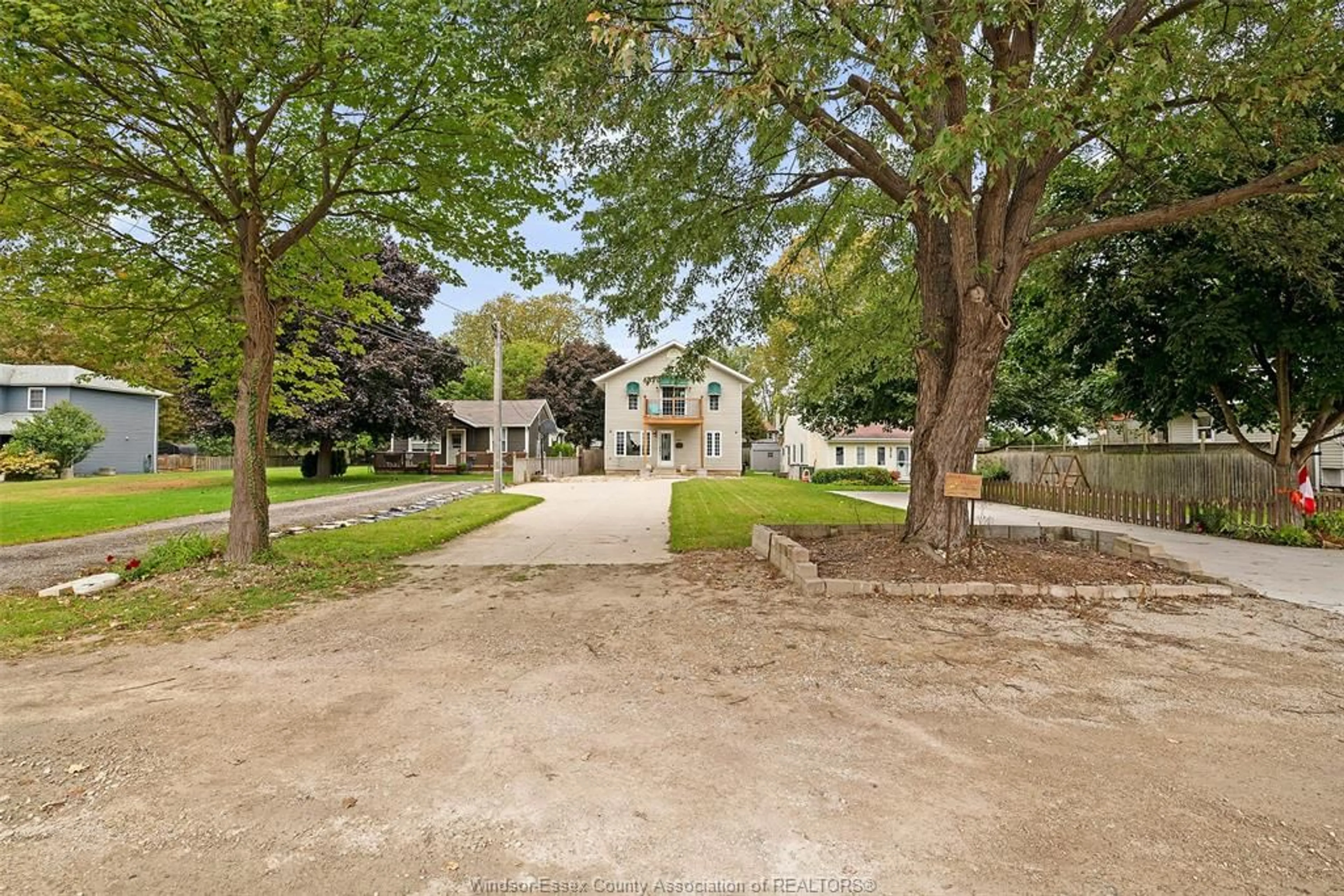 A pic from outside/outdoor area/front of a property/back of a property/a pic from drone, street for 574 HERITAGE Rd, Kingsville Ontario N9Y 3B2