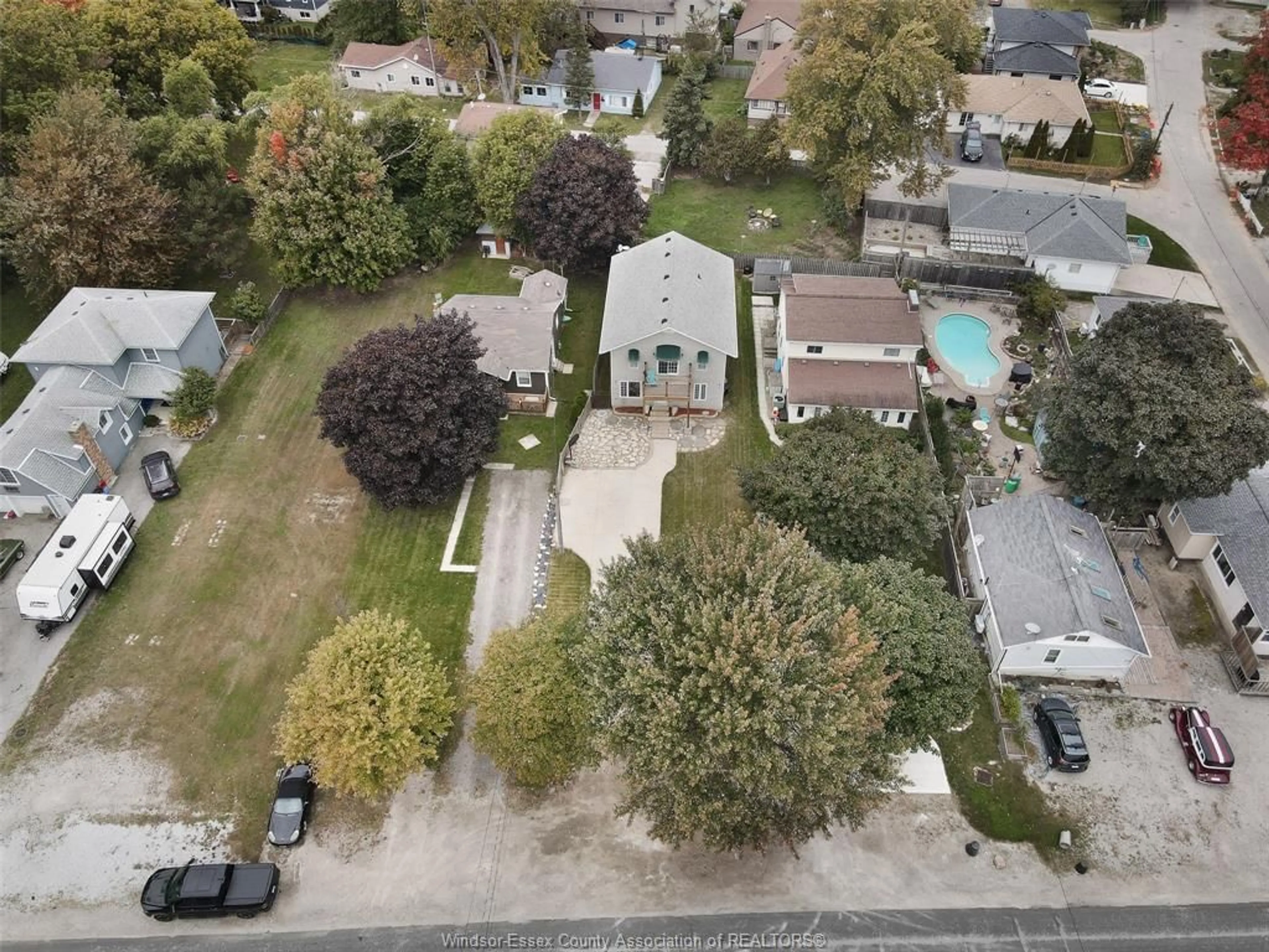 A pic from outside/outdoor area/front of a property/back of a property/a pic from drone, street for 574 HERITAGE Rd, Kingsville Ontario N9Y 3B2