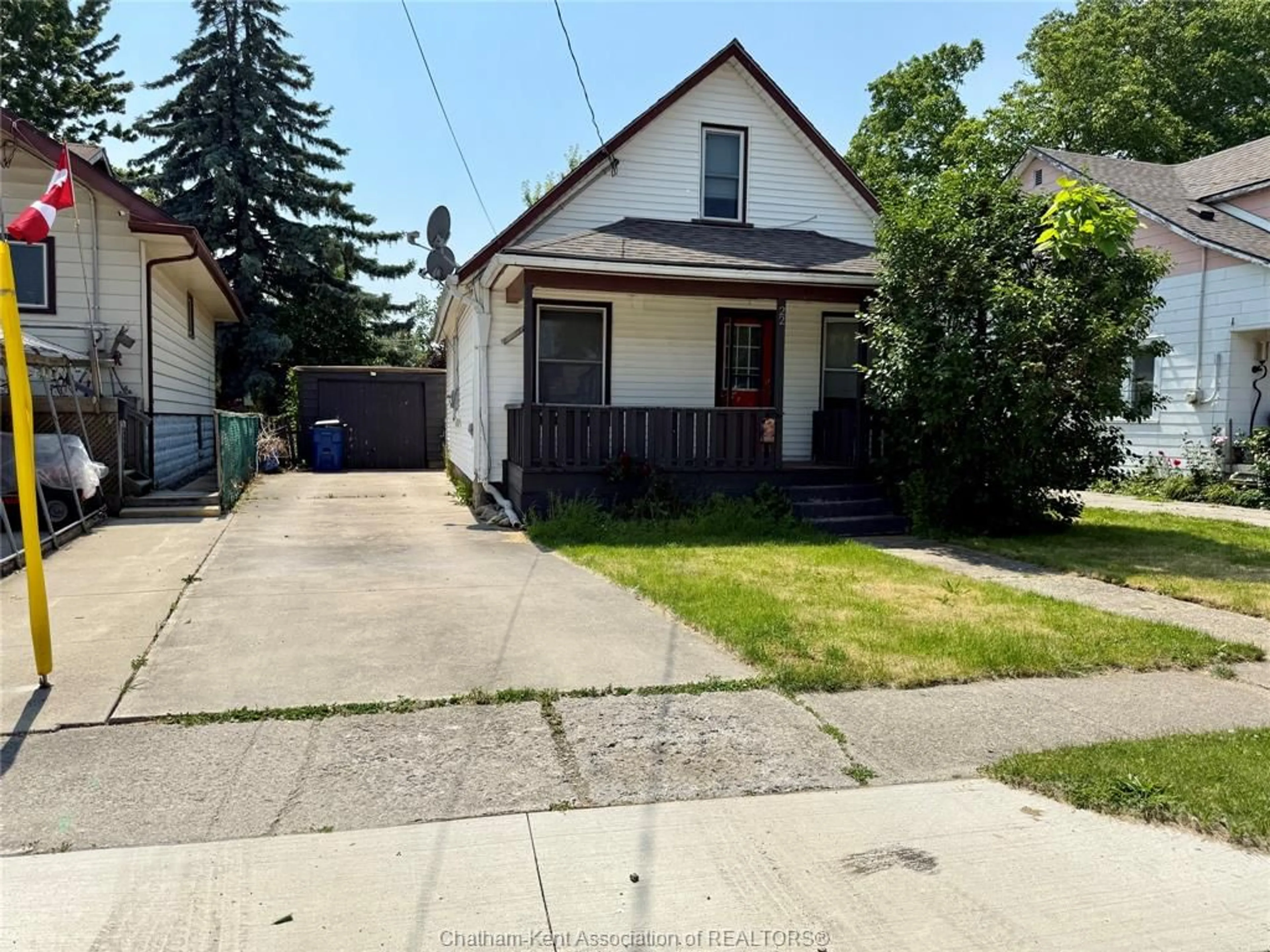 A pic from outside/outdoor area/front of a property/back of a property/a pic from drone, street for 22 Minnie St, Wallaceburg Ontario N8A 1S4