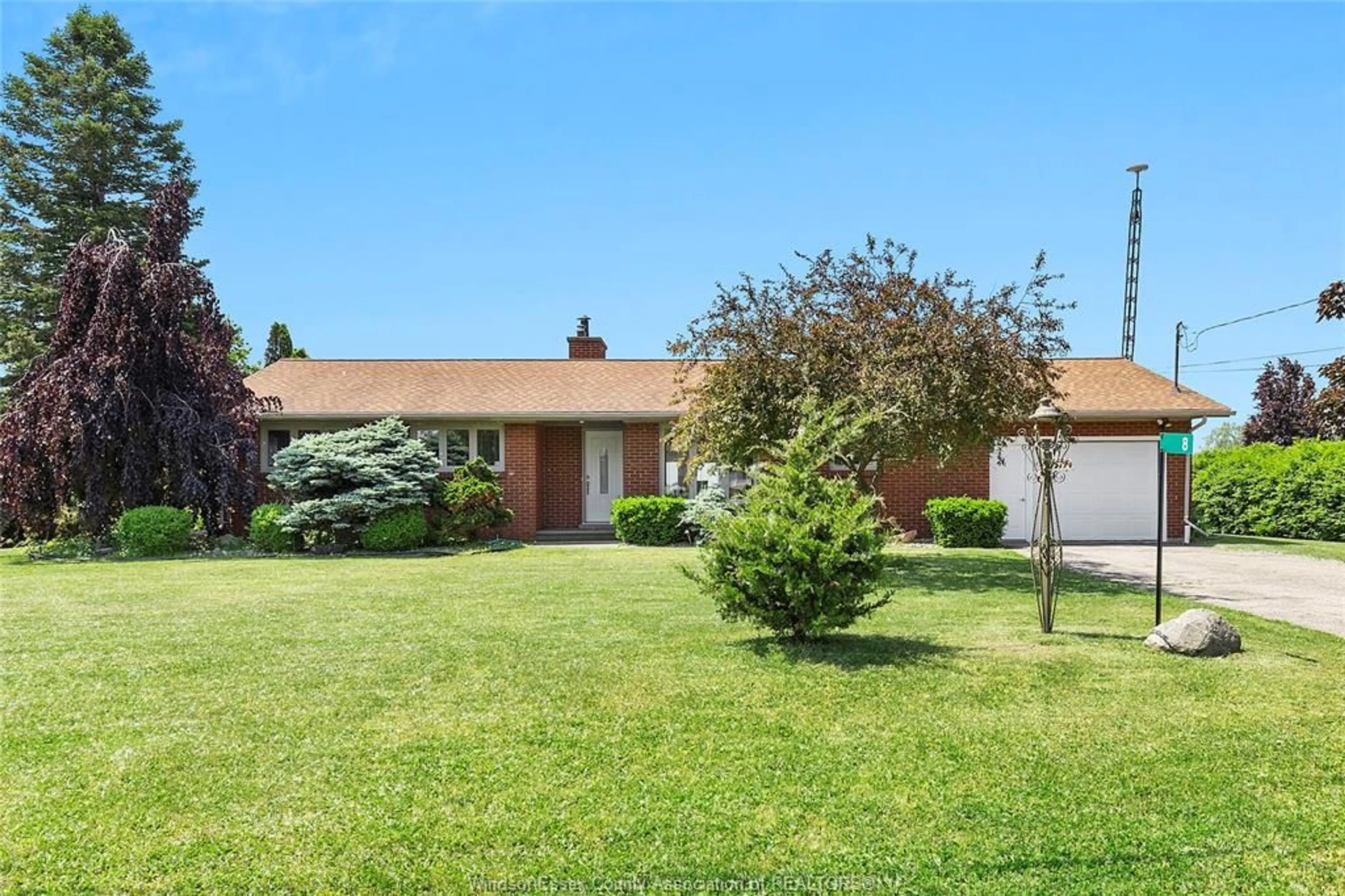 A pic from outside/outdoor area/front of a property/back of a property/a pic from drone, street for 8 ERIE VIEW Rd, Leamington Ontario N8H 4E9