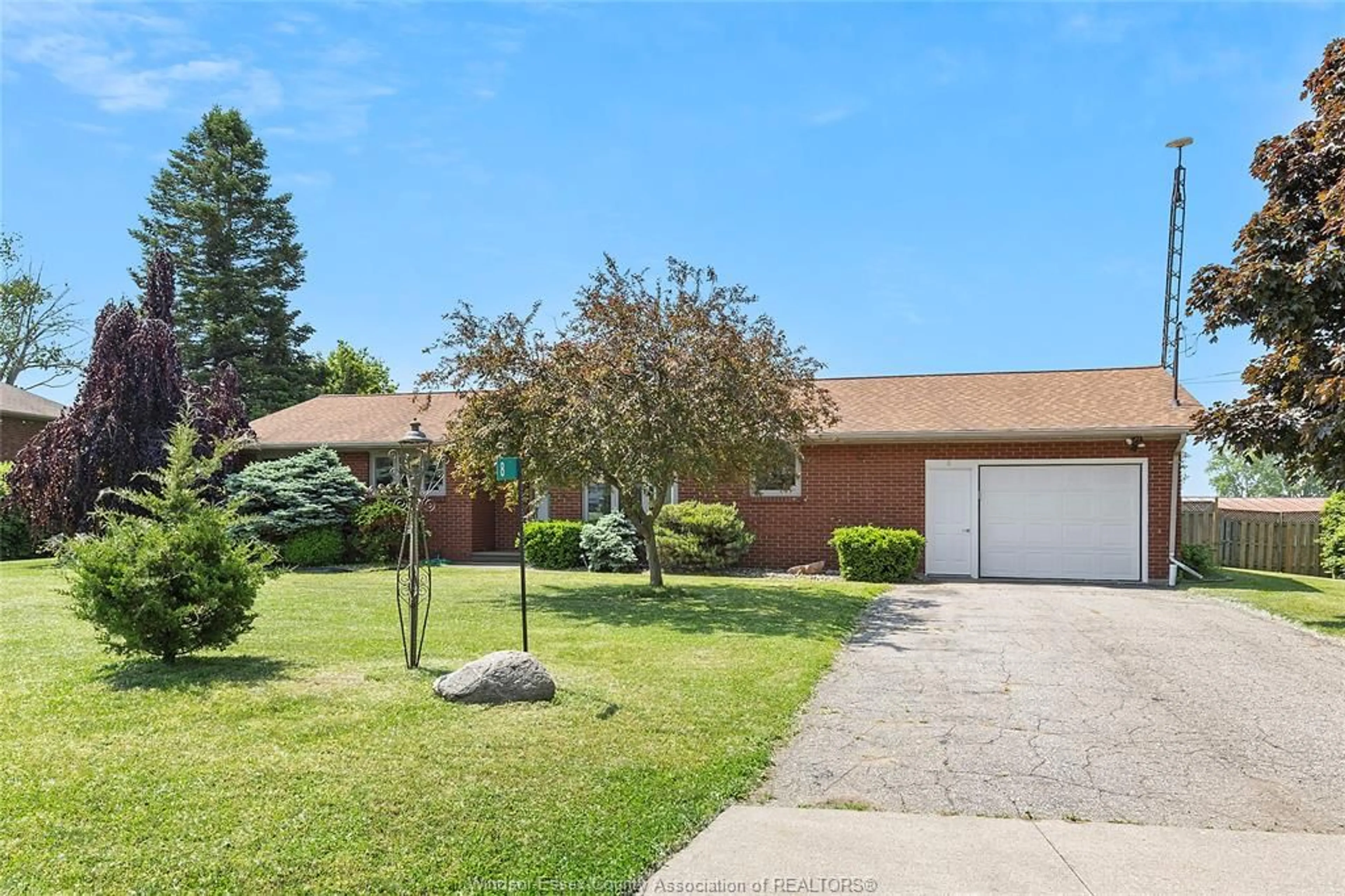 A pic from outside/outdoor area/front of a property/back of a property/a pic from drone, street for 8 ERIE VIEW Rd, Leamington Ontario N8H 4E9