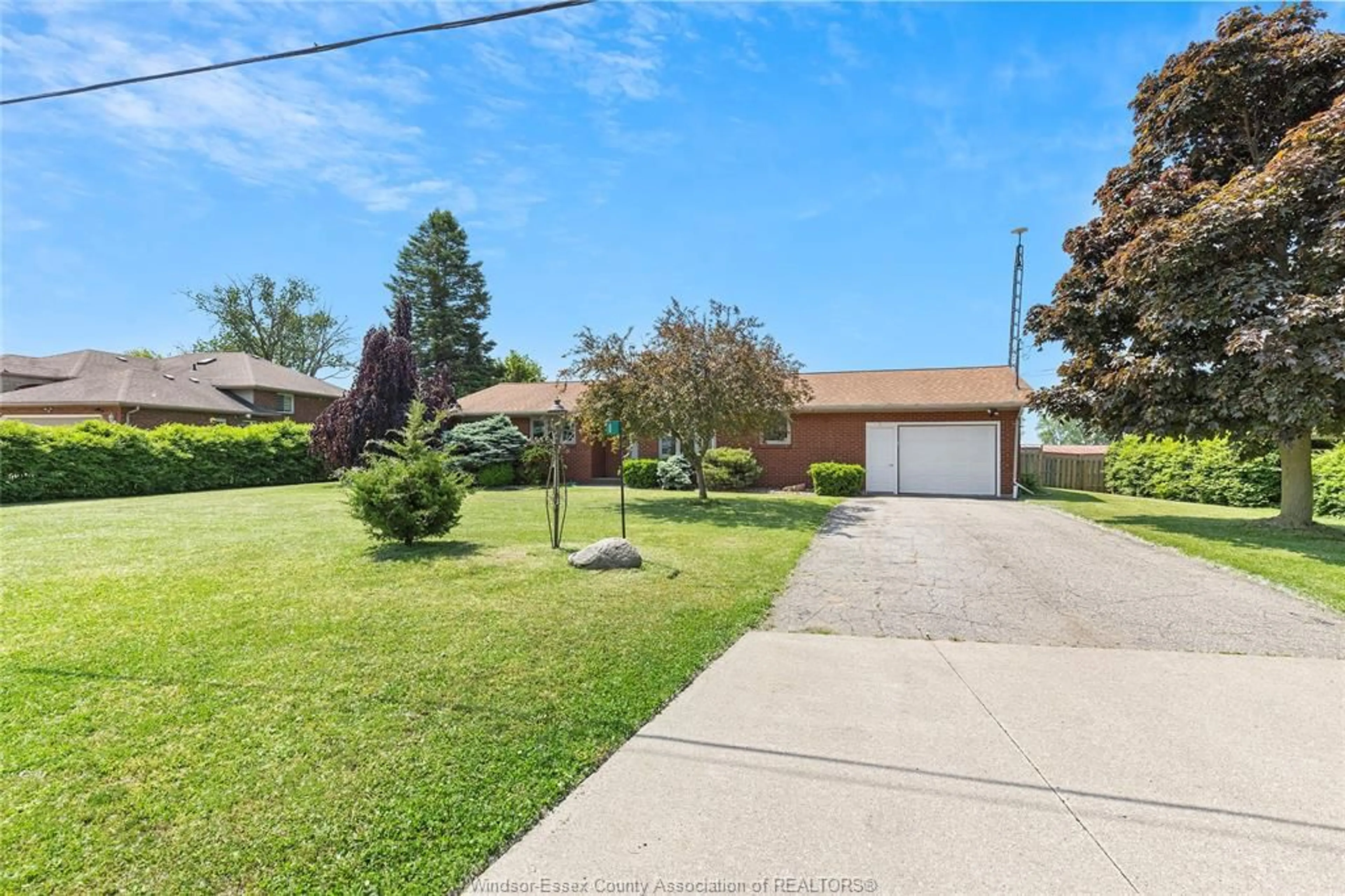 A pic from outside/outdoor area/front of a property/back of a property/a pic from drone, street for 8 ERIE VIEW Rd, Leamington Ontario N8H 4E9