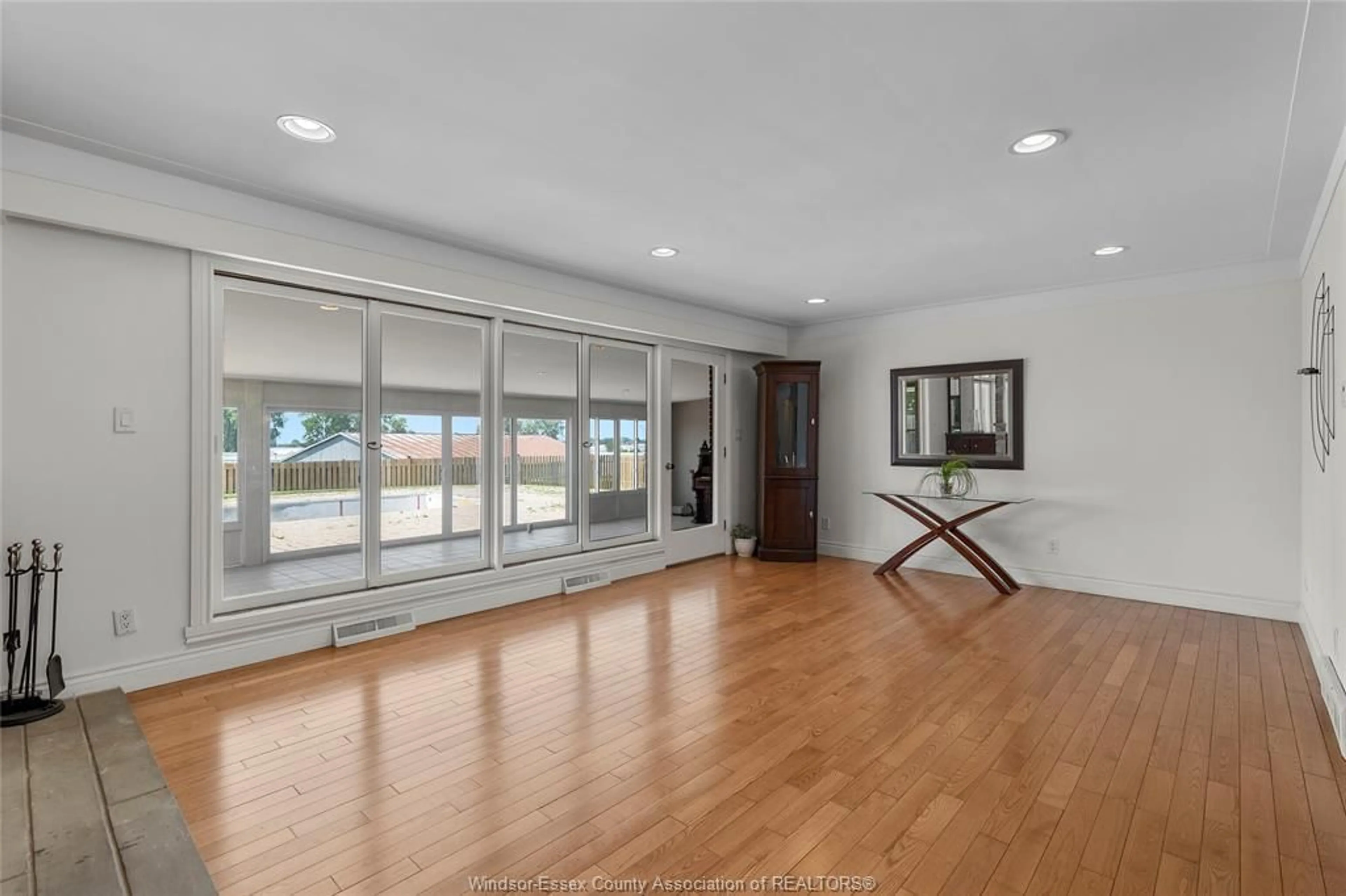 Indoor foyer for 8 ERIE VIEW Rd, Leamington Ontario N8H 4E9