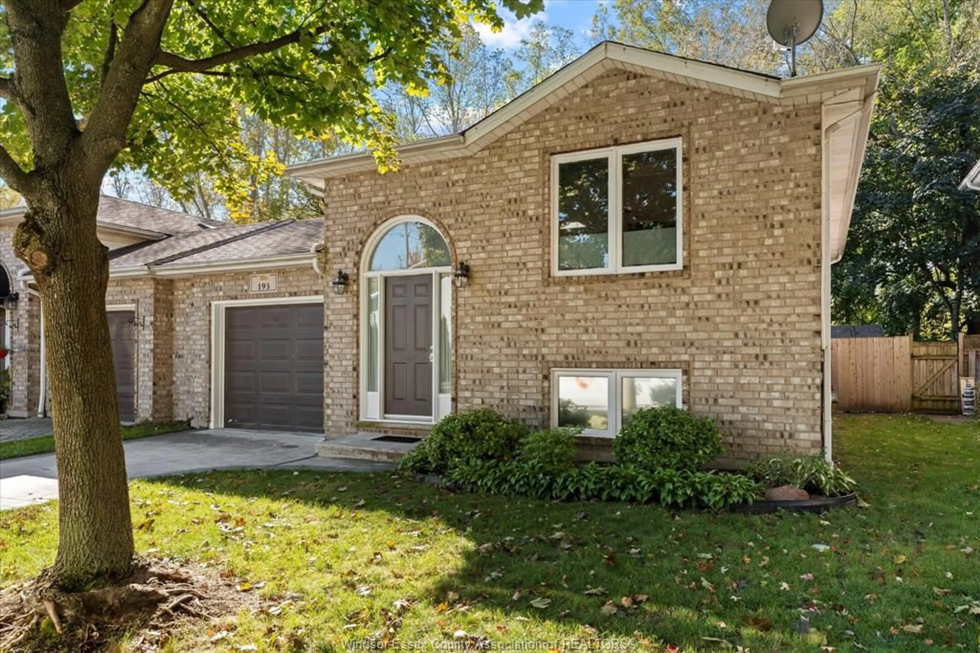 Home with brick exterior material, street for 193 RIVERVILLA Crt, LaSalle Ontario N9J 3G9