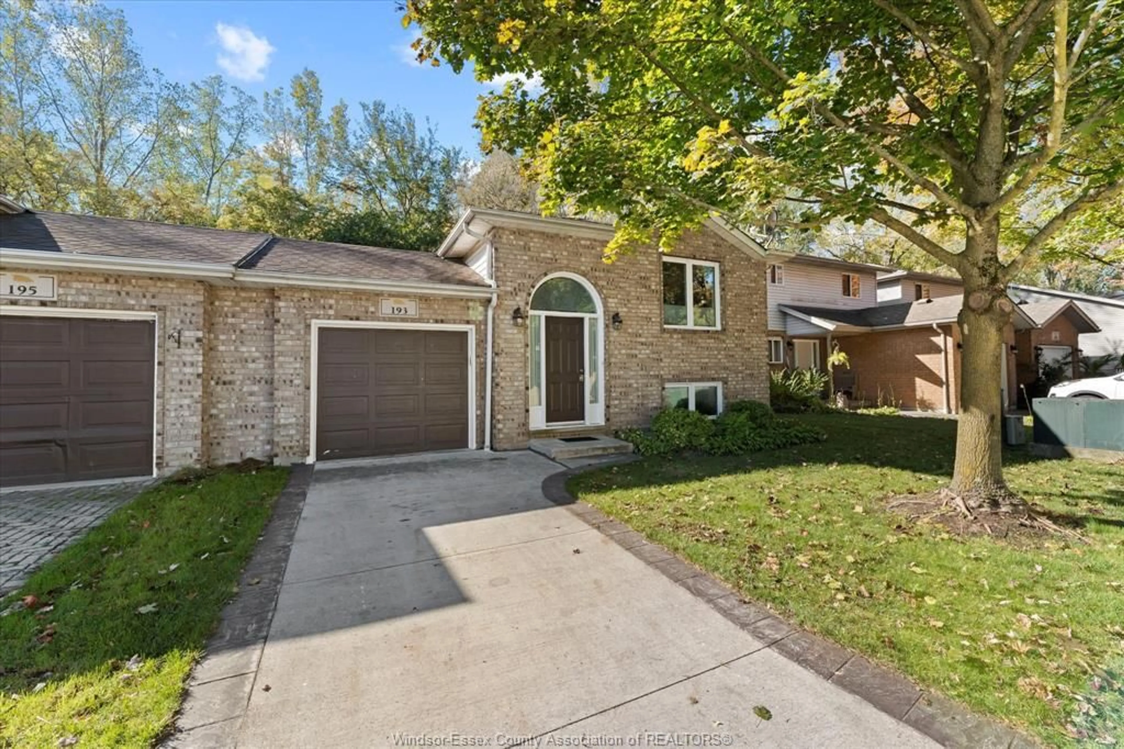 Home with brick exterior material, street for 193 RIVERVILLA Crt, LaSalle Ontario N9J 3G9