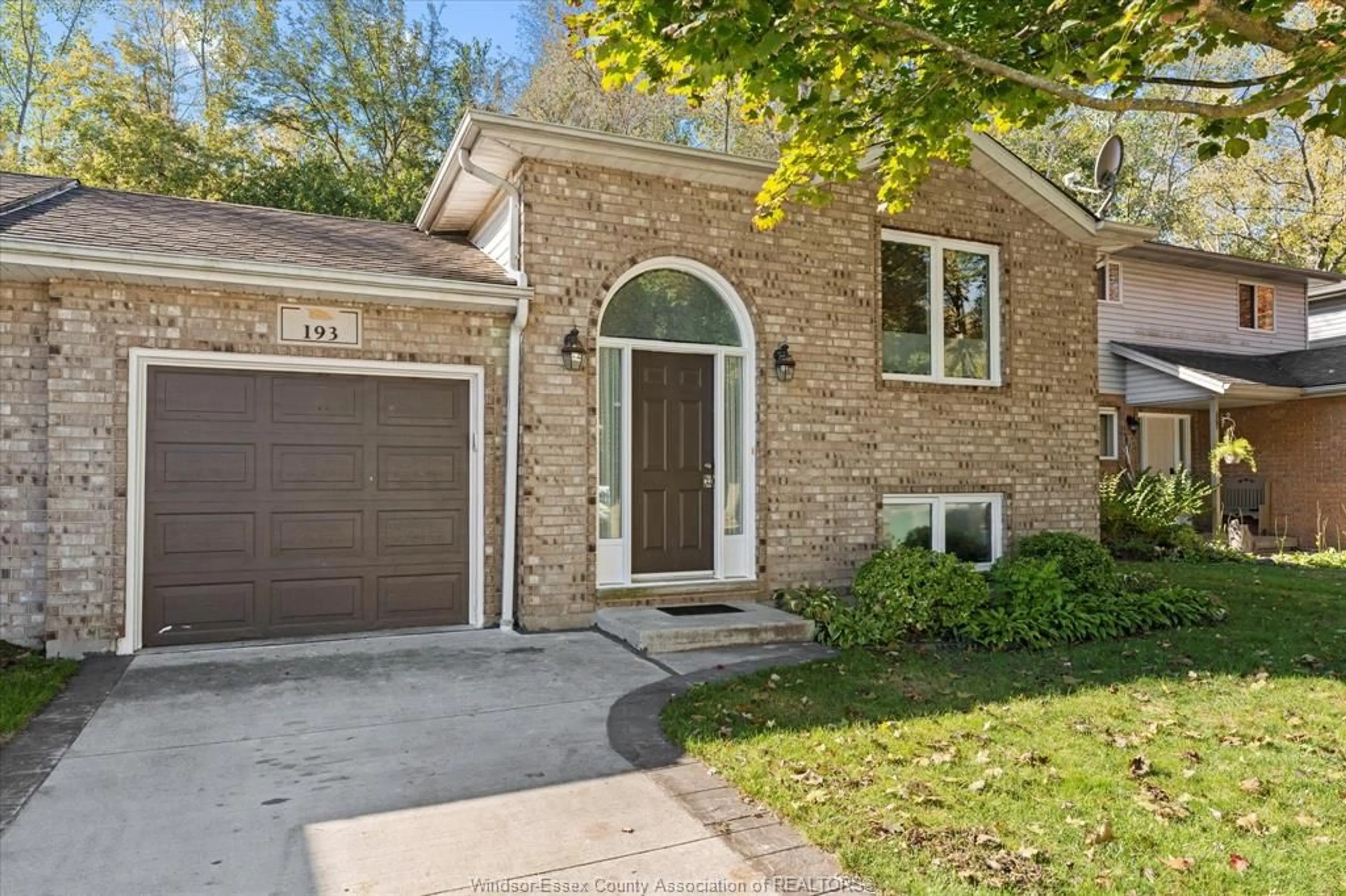 Home with brick exterior material, street for 193 RIVERVILLA Crt, LaSalle Ontario N9J 3G9