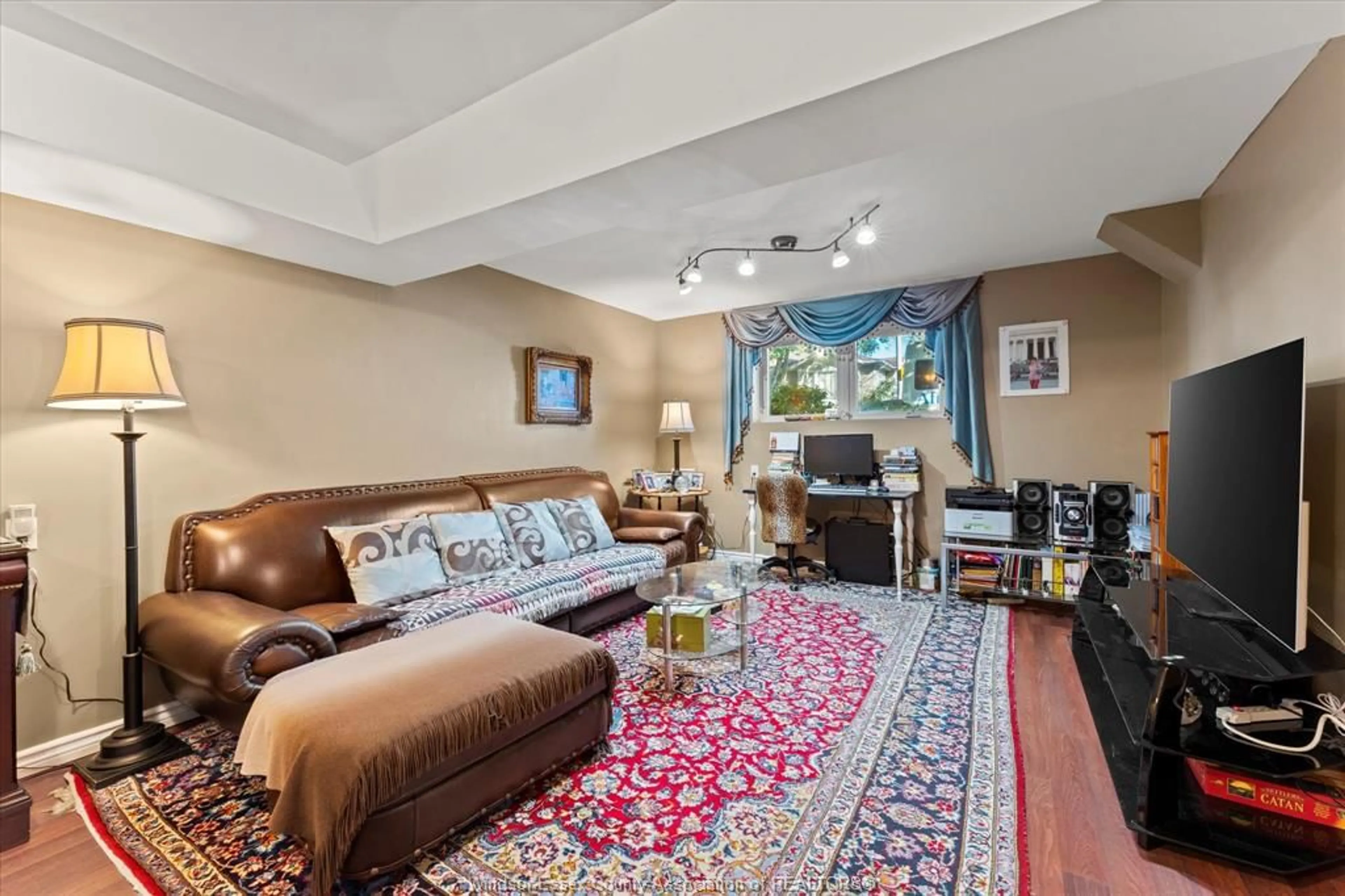 Living room with furniture, carpet floor for 193 RIVERVILLA Crt, LaSalle Ontario N9J 3G9