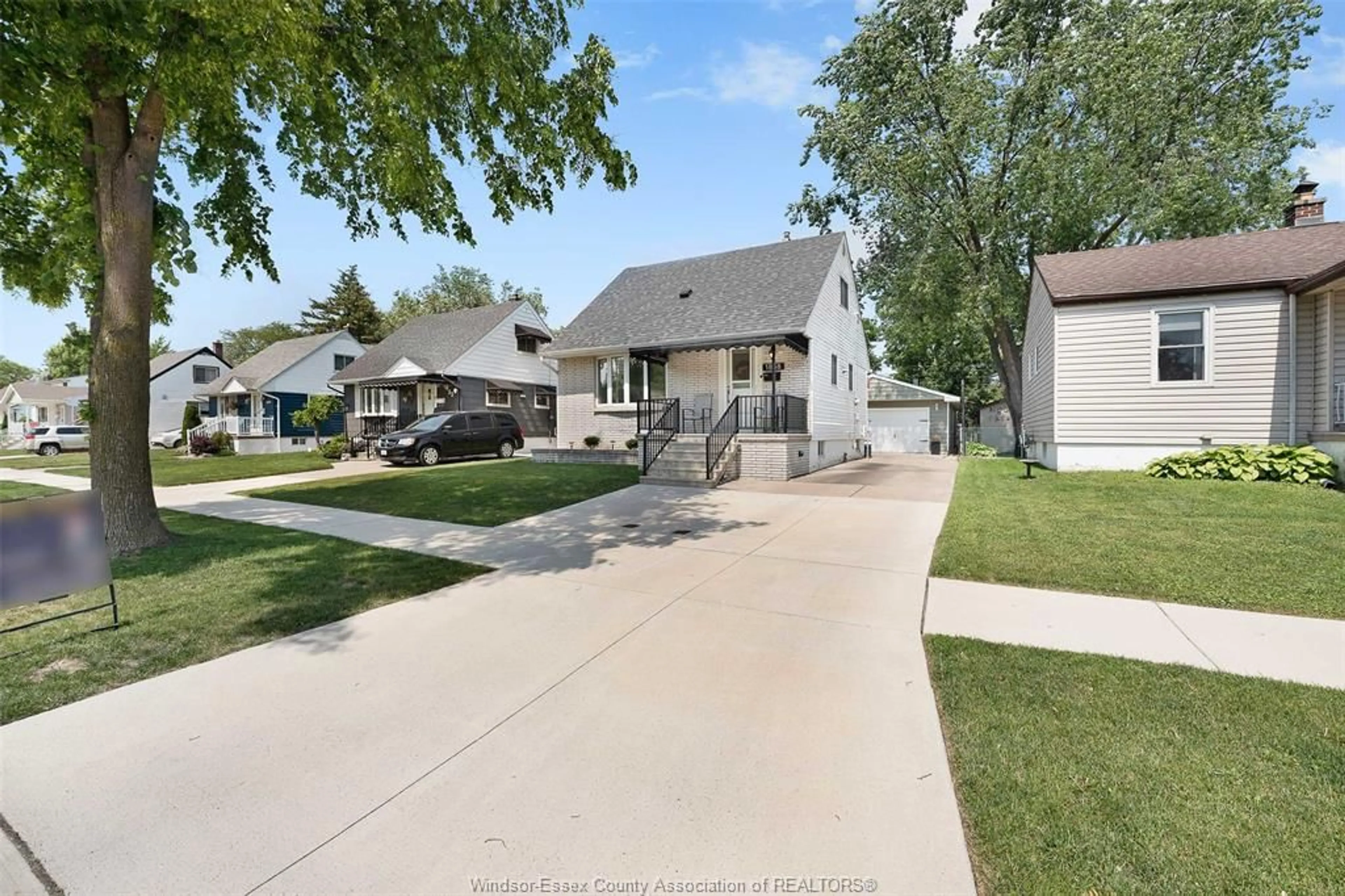 A pic from outside/outdoor area/front of a property/back of a property/a pic from drone, street for 1858 OLIVE, Windsor Ontario N8T 1R2