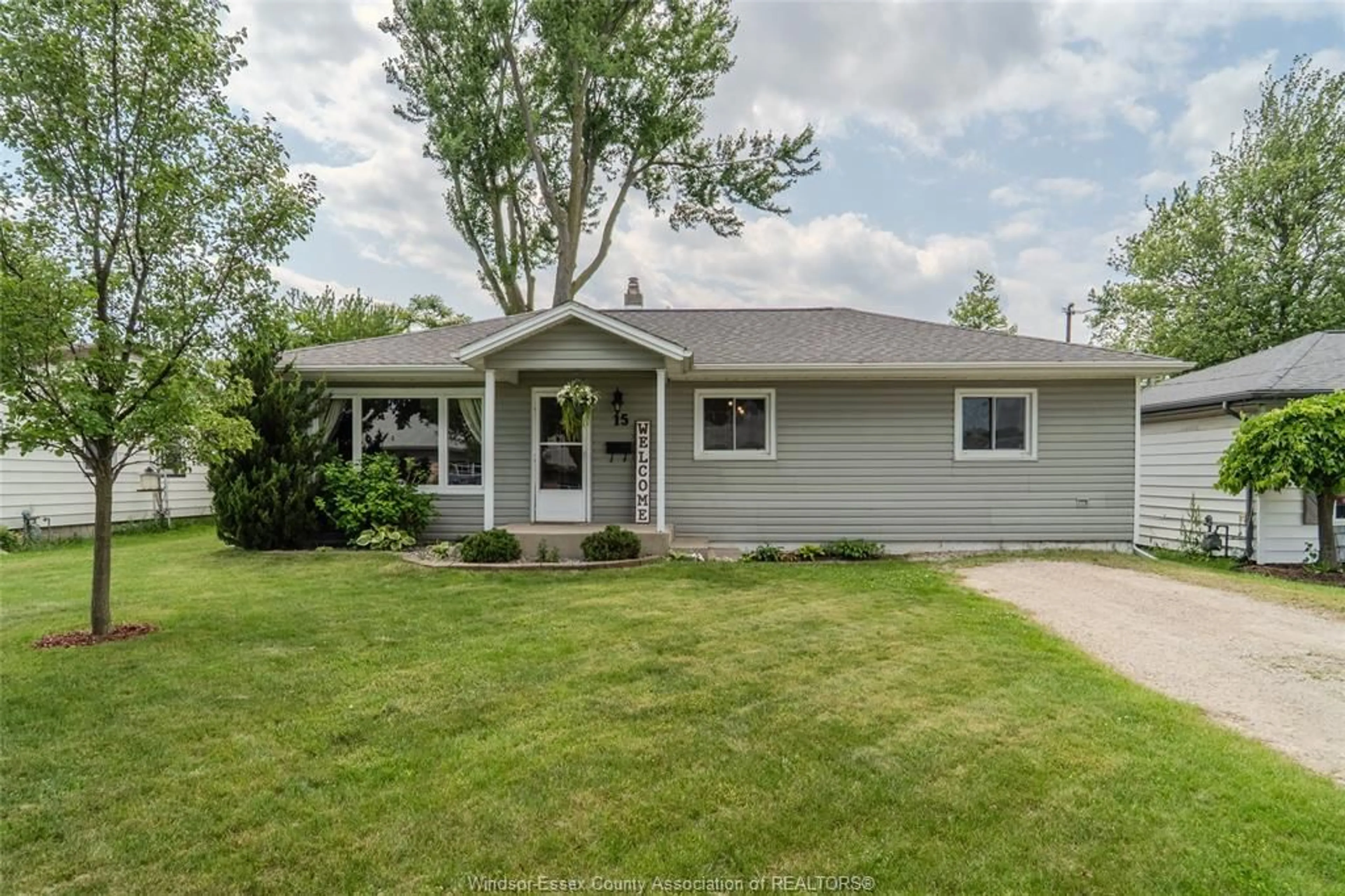 Home with vinyl exterior material, street for 15 James, Leamington Ontario N8H 2T6