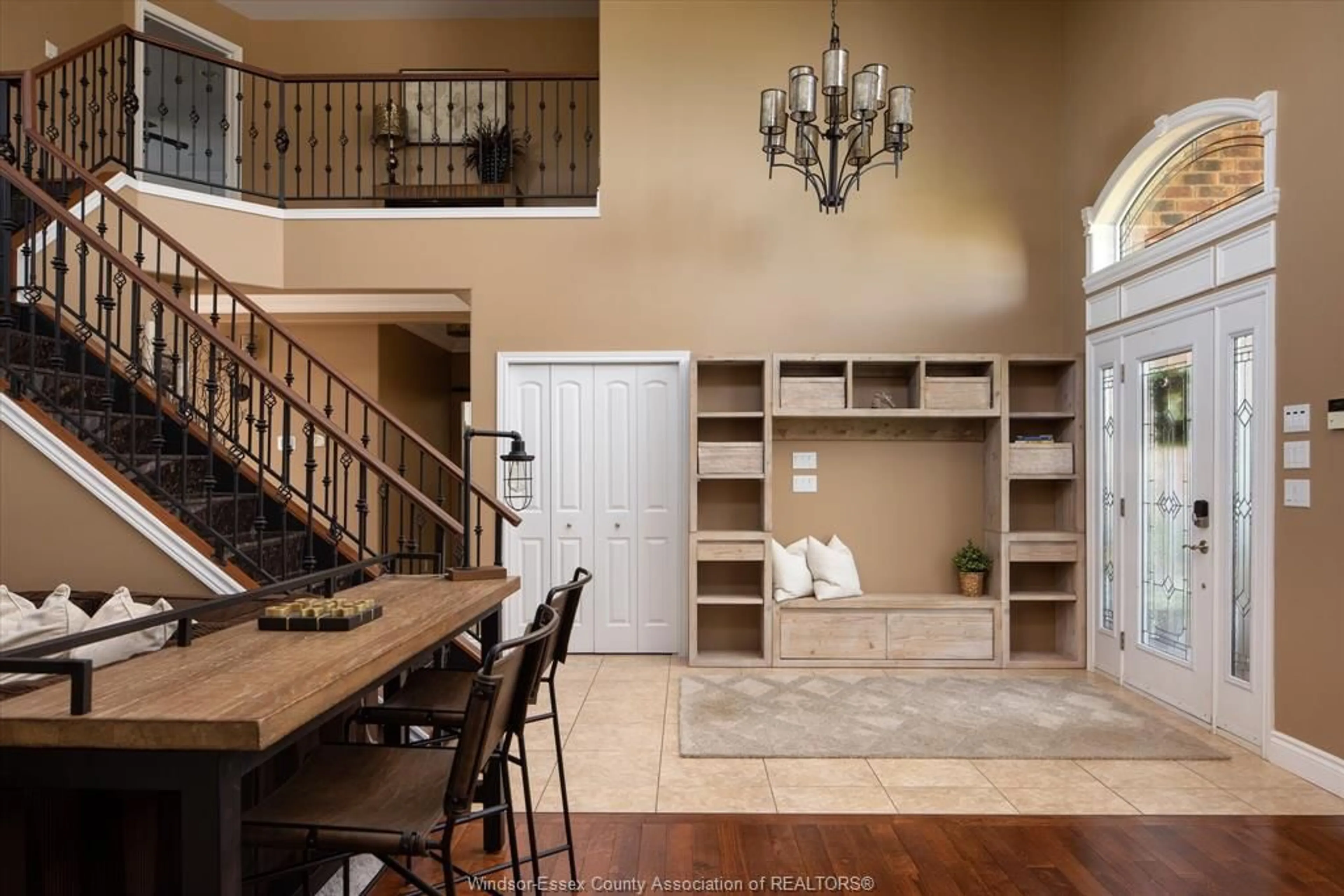 Indoor entryway for 851 COUNTY RD 2, Lakeshore Ontario N8L 1K5