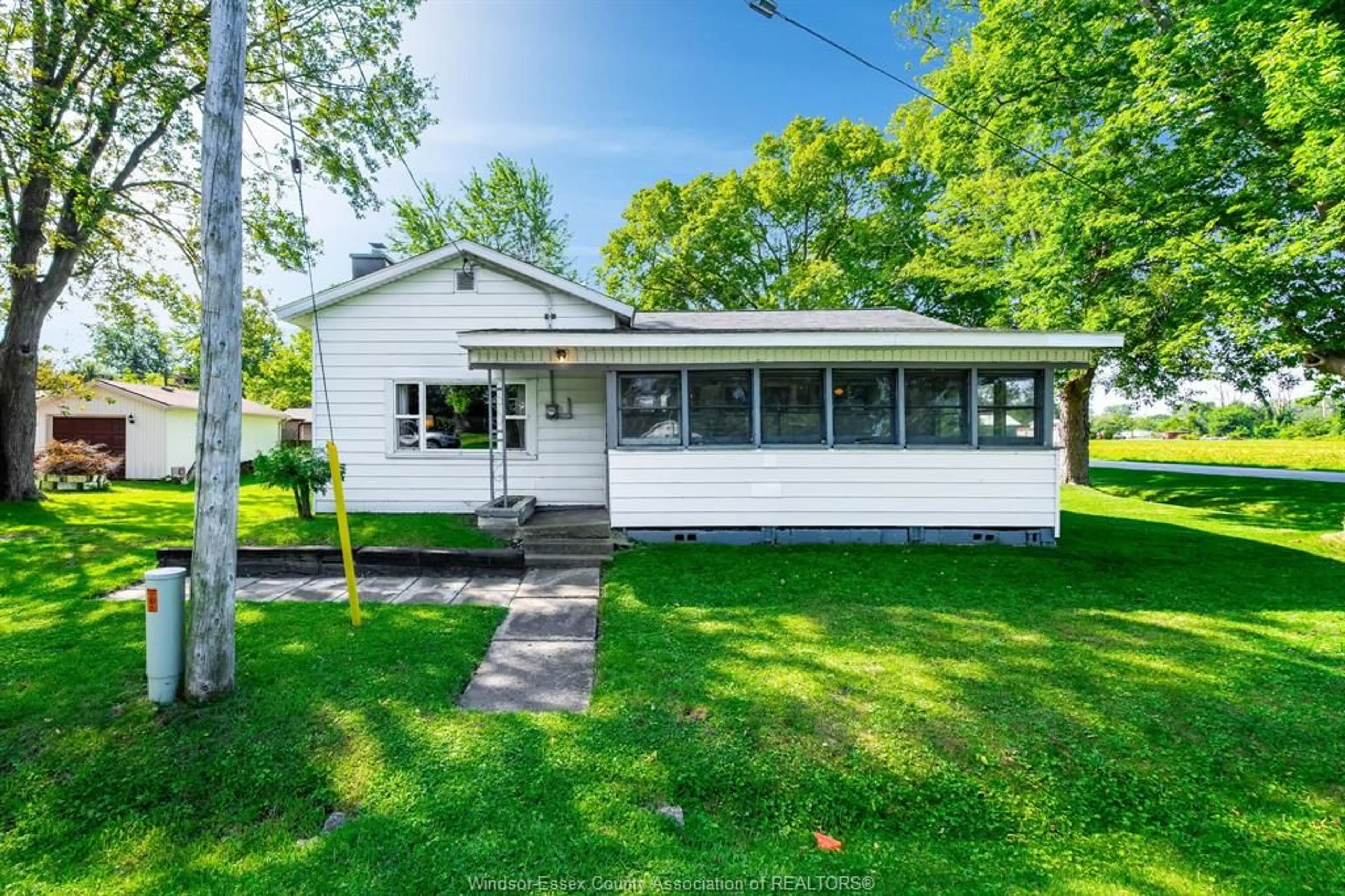 Home with vinyl exterior material, street for 1069 Spruce, Kingsville Ontario N9Y 3V3
