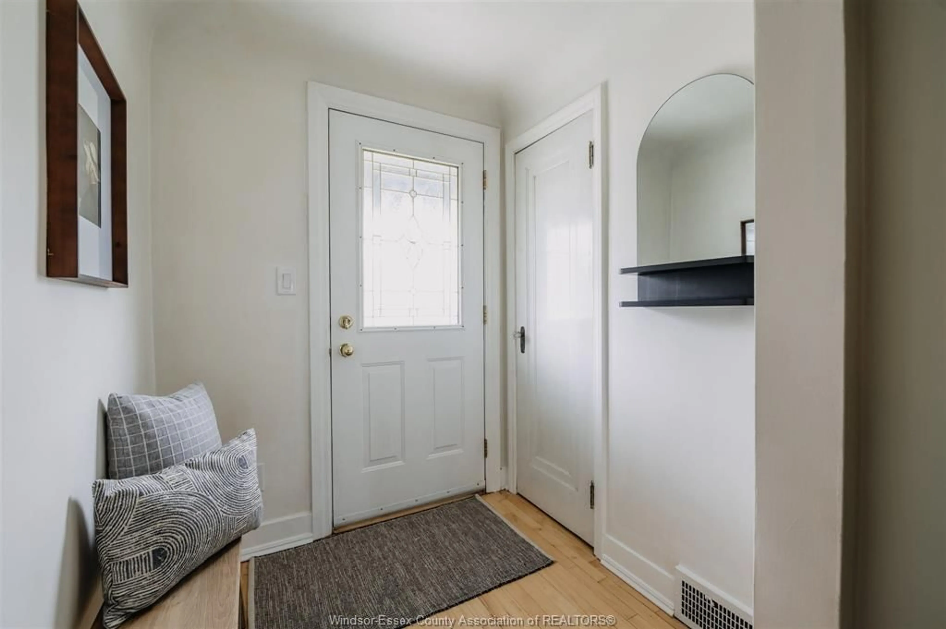 Indoor entryway for 7480 Wyandotte St, Windsor Ontario N8S 1S1
