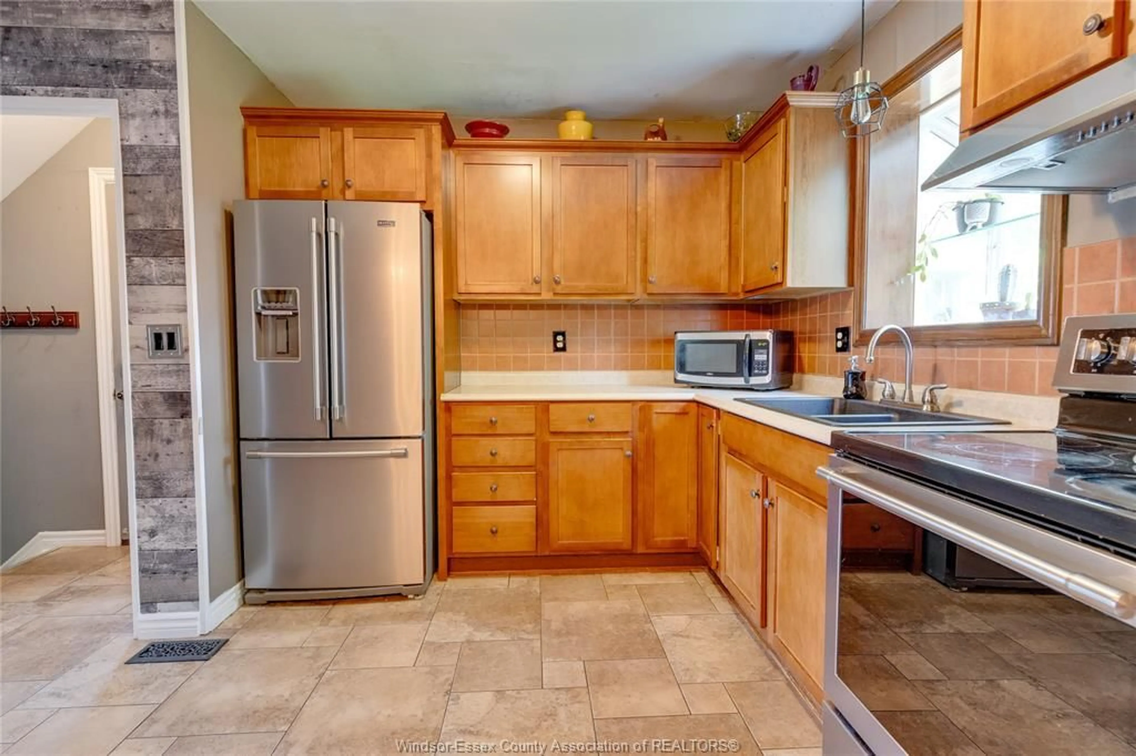 Standard kitchen, ceramic/tile floor for 9670 MELVILLE Dr, Windsor Ontario N8R 1B3