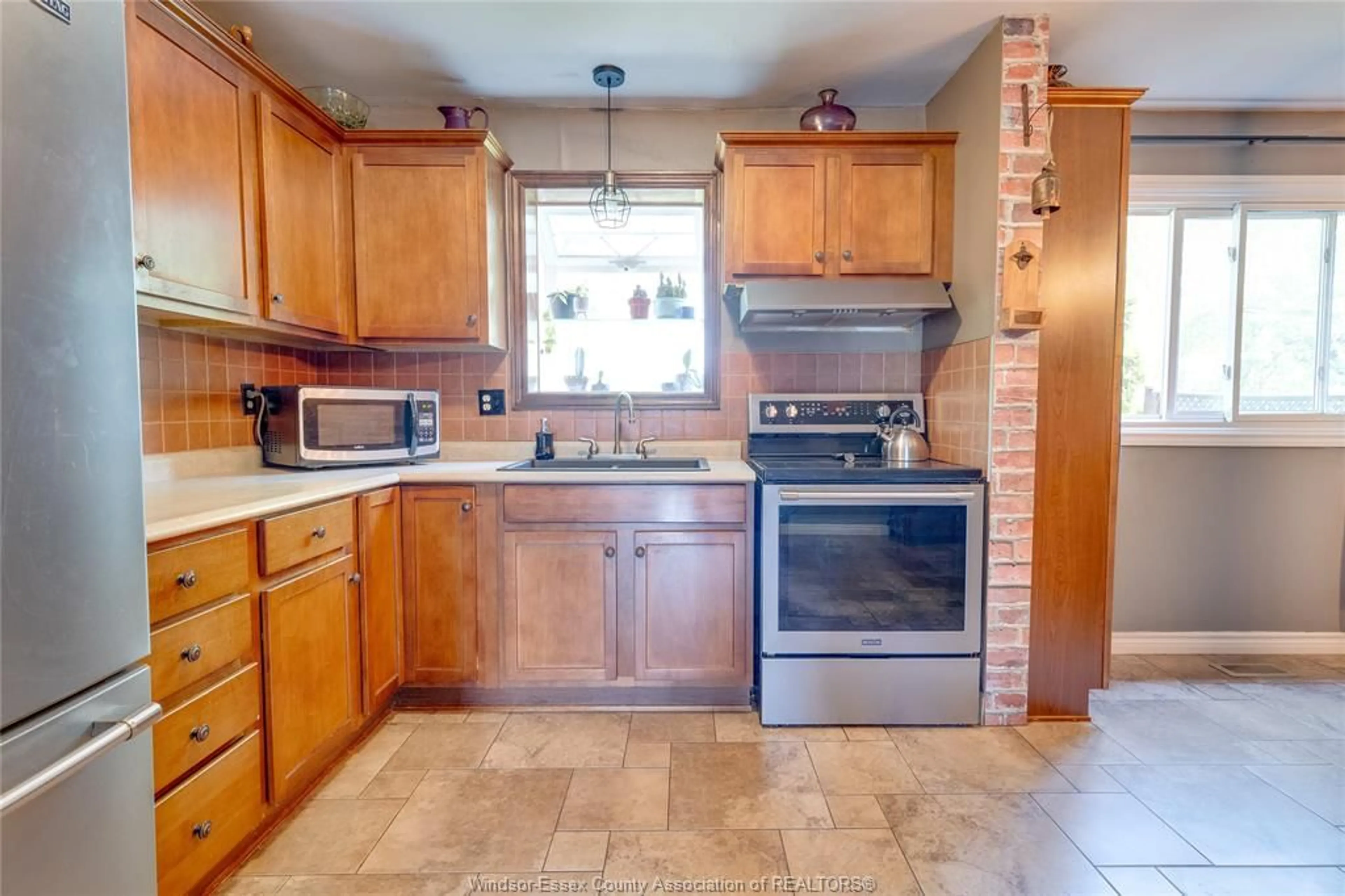 Standard kitchen, ceramic/tile floor for 9670 MELVILLE Dr, Windsor Ontario N8R 1B3