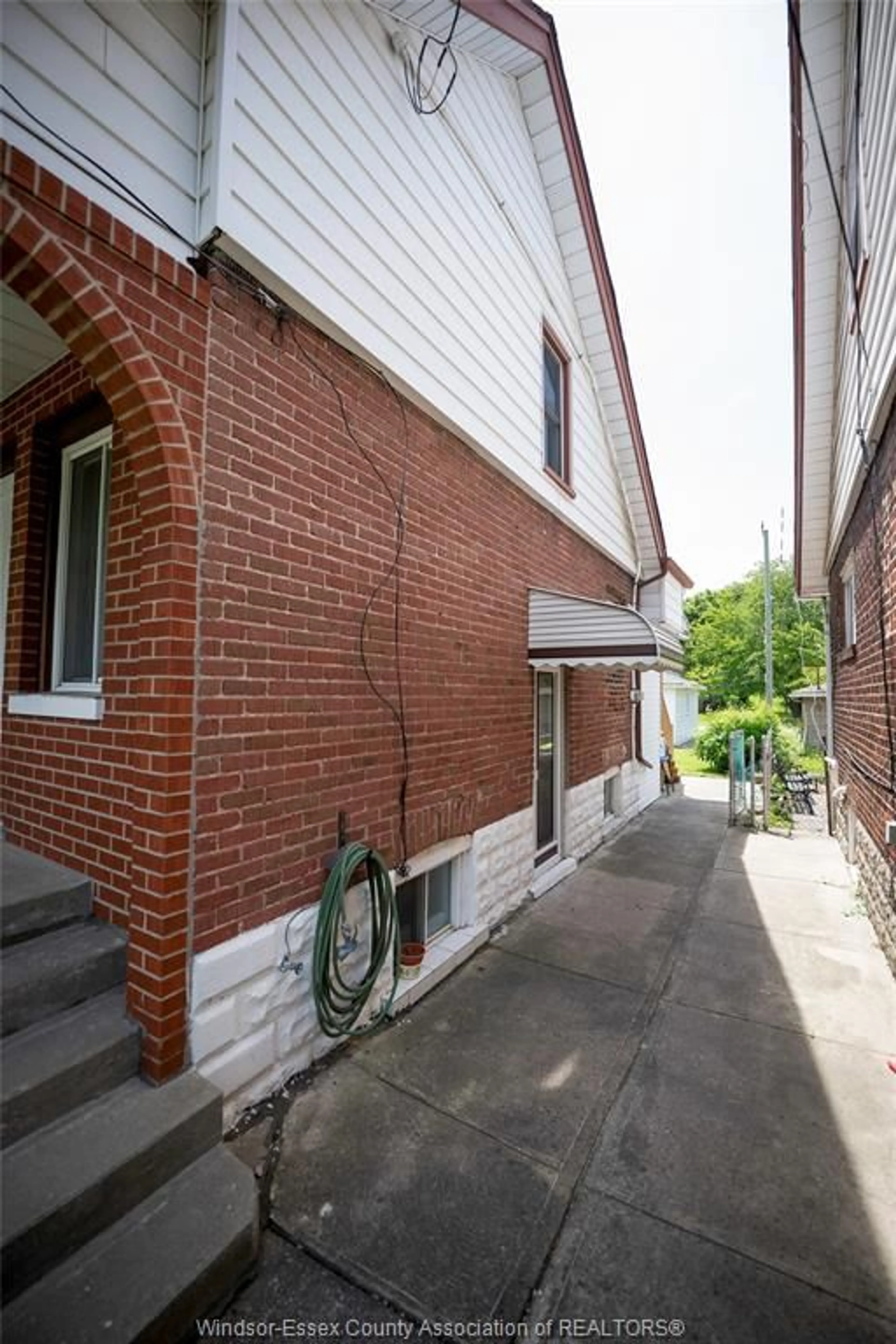Unknown for 1035 ELM AVE, Windsor Ontario N9A 5H8
