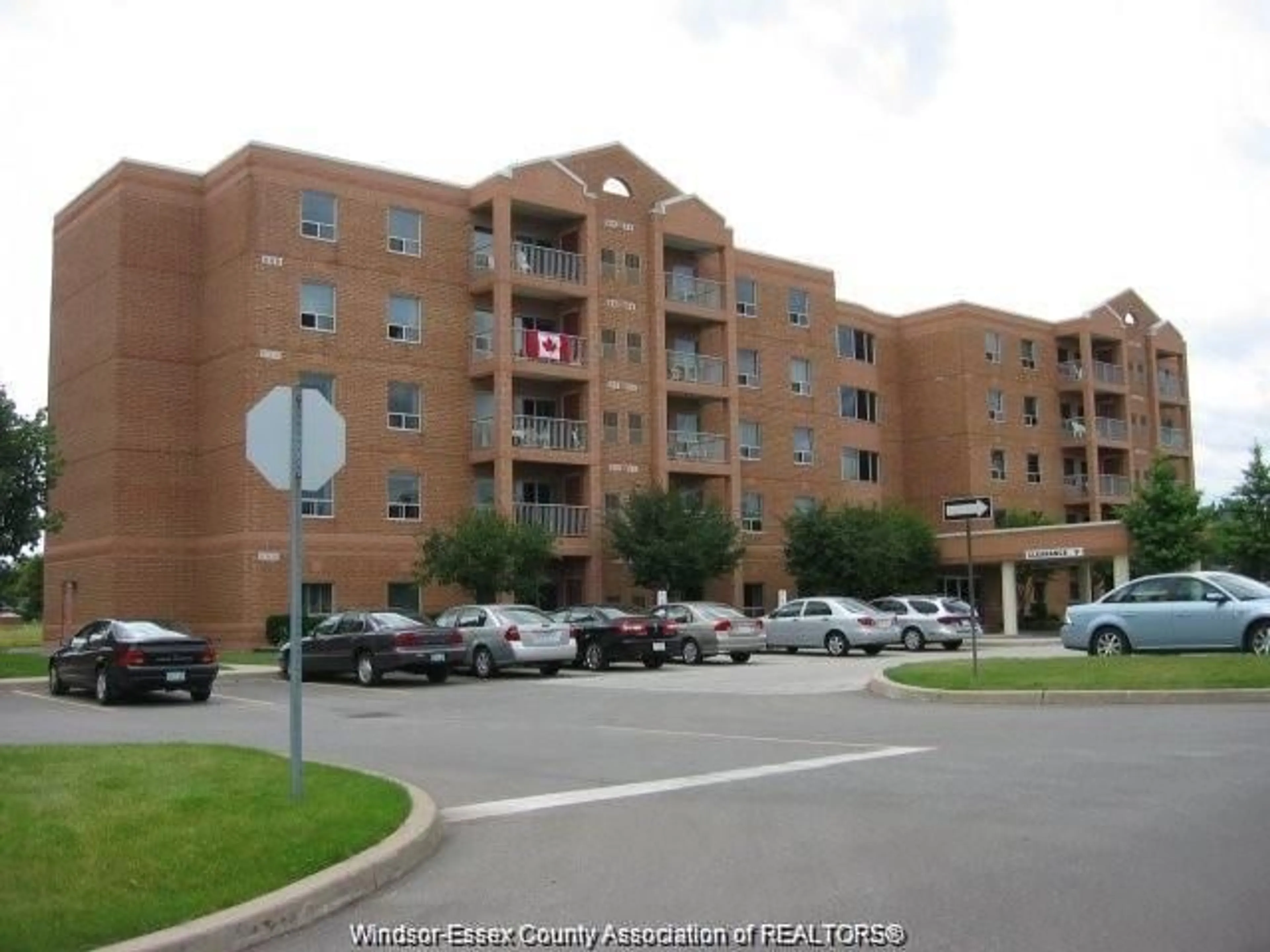 Indoor foyer for 3795 SOUTHWINDS Dr #205, Windsor Ontario N9G 2N7