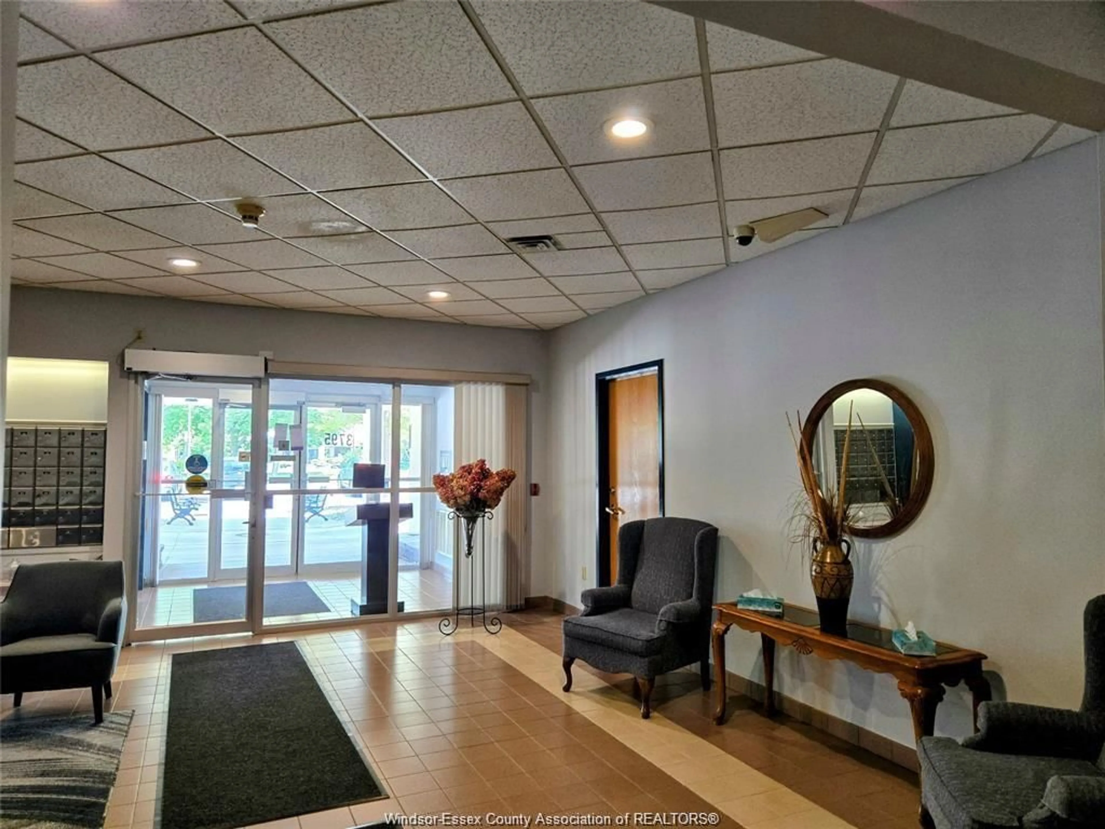 Indoor foyer for 3795 SOUTHWINDS Dr #205, Windsor Ontario N9G 2N7