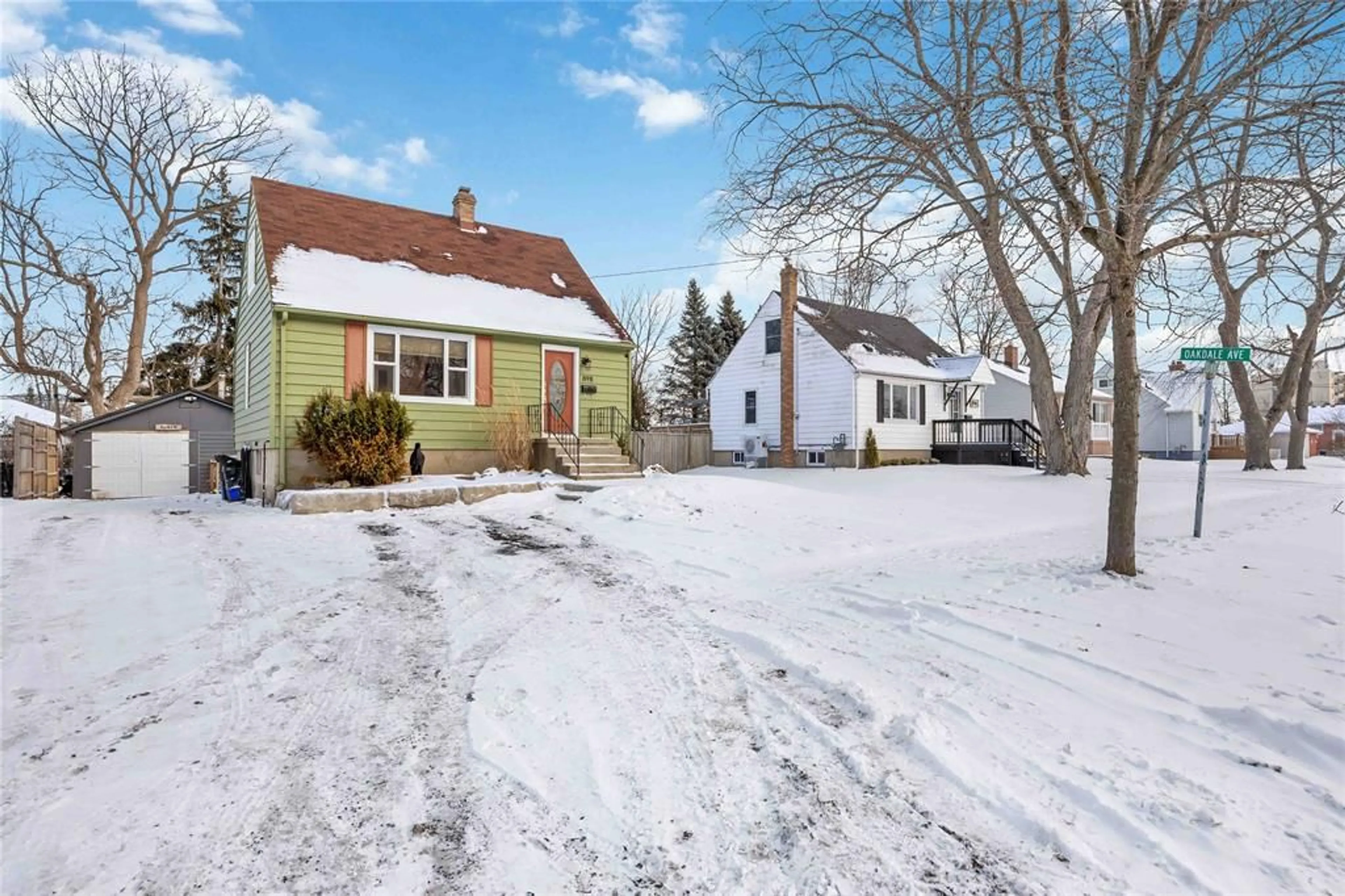 A pic from outside/outdoor area/front of a property/back of a property/a pic from drone, street for 898 WOODLAND Ave, Sarnia Ontario N7V 3W6