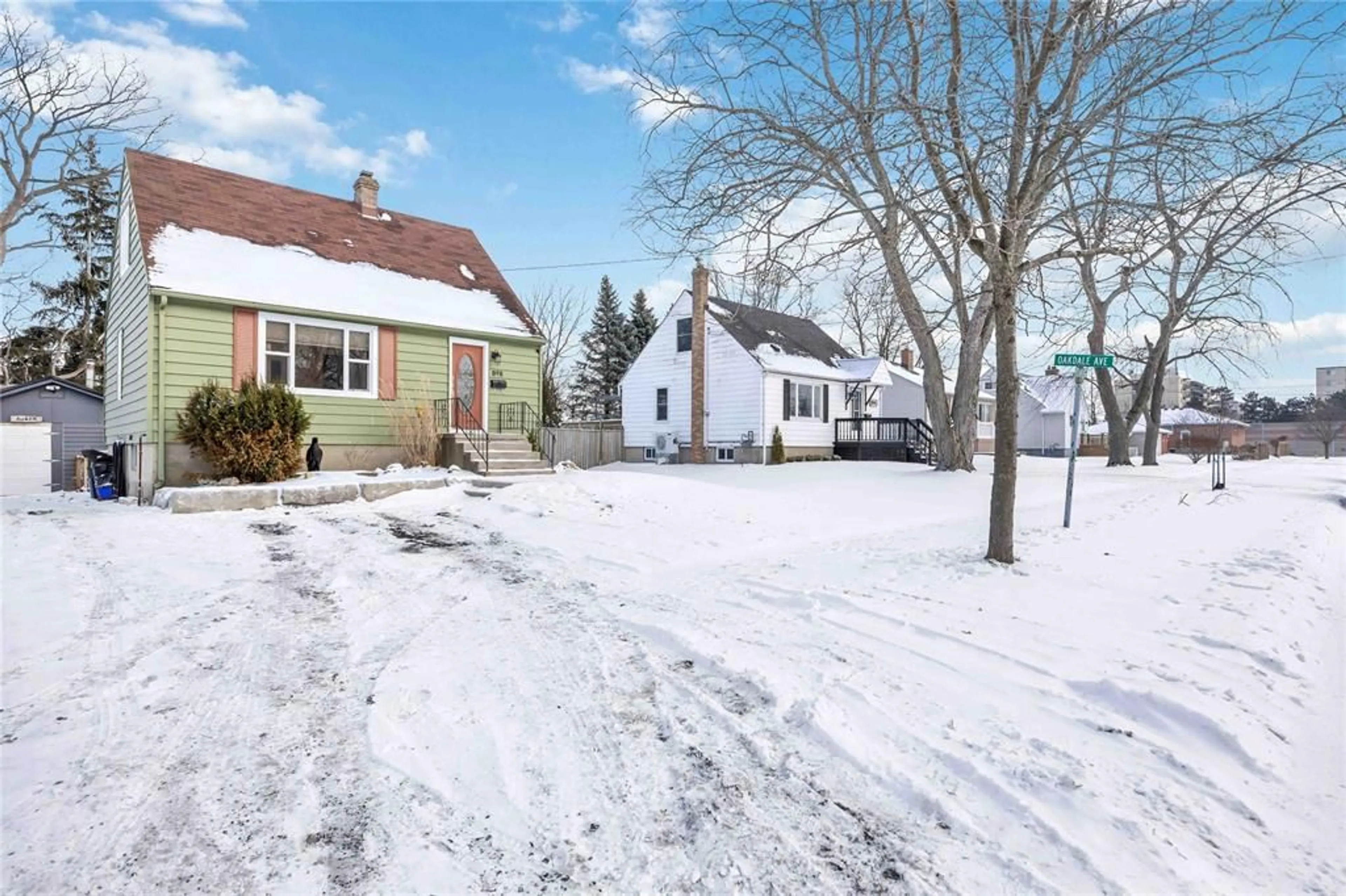 A pic from outside/outdoor area/front of a property/back of a property/a pic from drone, street for 898 WOODLAND Ave, Sarnia Ontario N7V 3W6