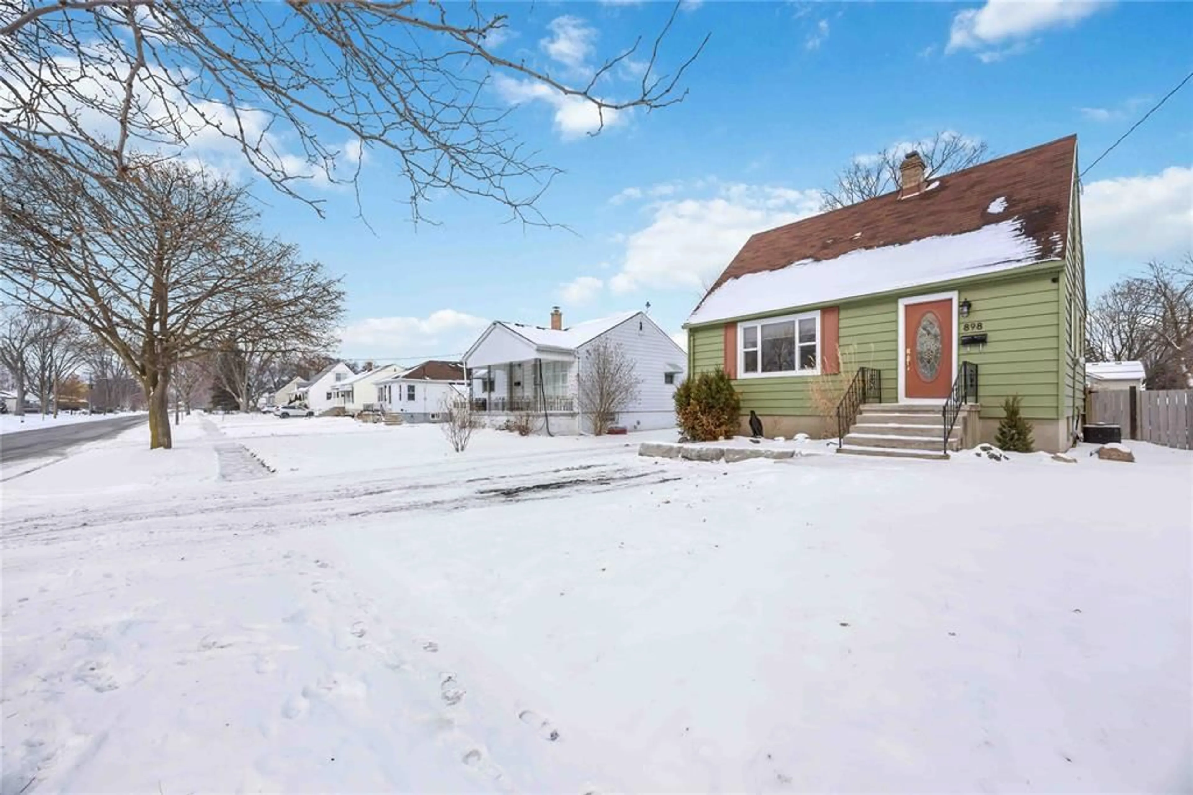 A pic from outside/outdoor area/front of a property/back of a property/a pic from drone, street for 898 WOODLAND Ave, Sarnia Ontario N7V 3W6