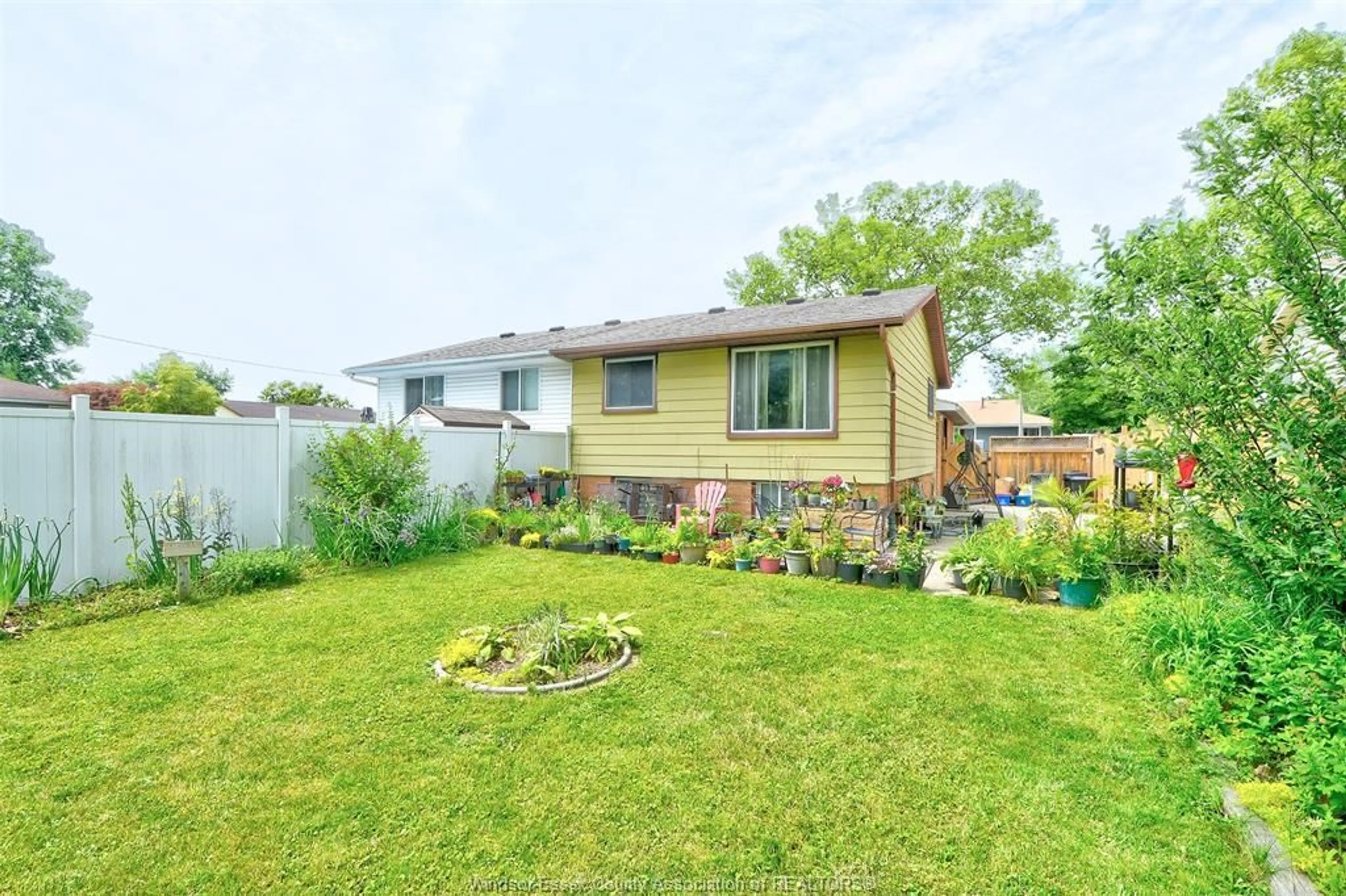 A pic from outside/outdoor area/front of a property/back of a property/a pic from drone, street for 3196 ELMWOOD Cres, Windsor Ontario N8R 1X4