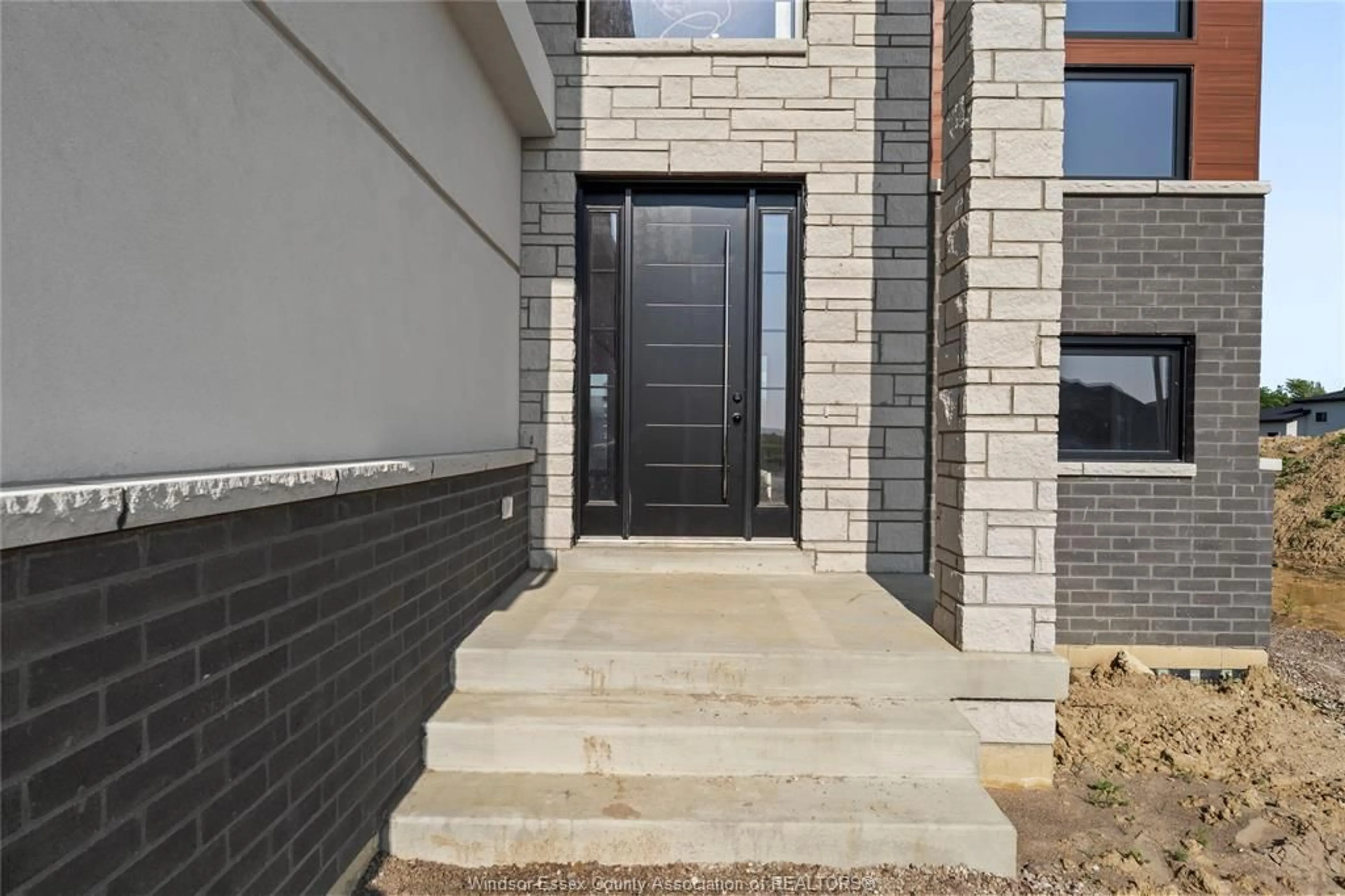 Indoor entryway for 112 BLOOMINGTON, Chatham Ontario N7L 0H3