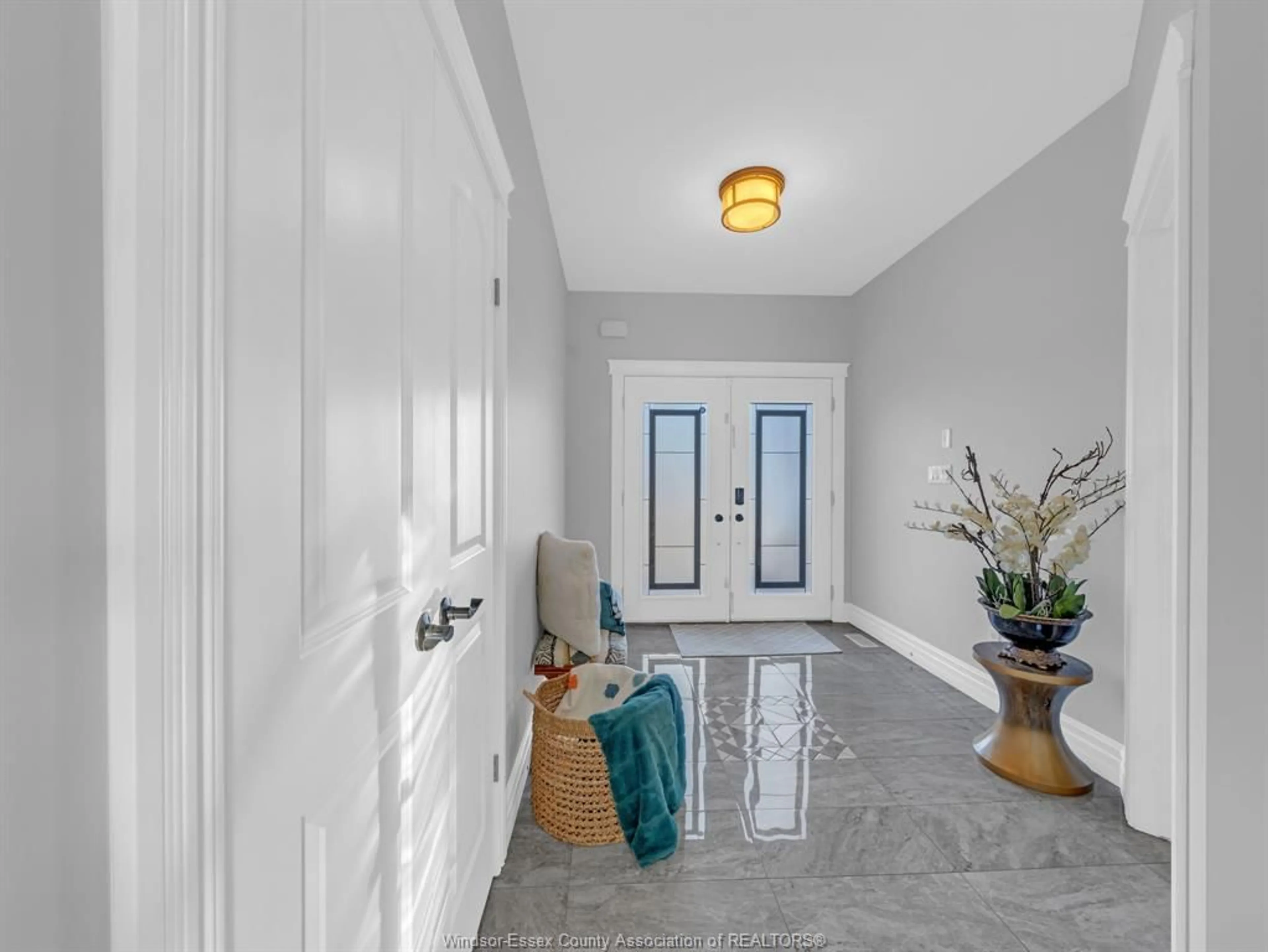 Indoor entryway for 3780 ZANZIBAR, Windsor Ontario N9G 0A4