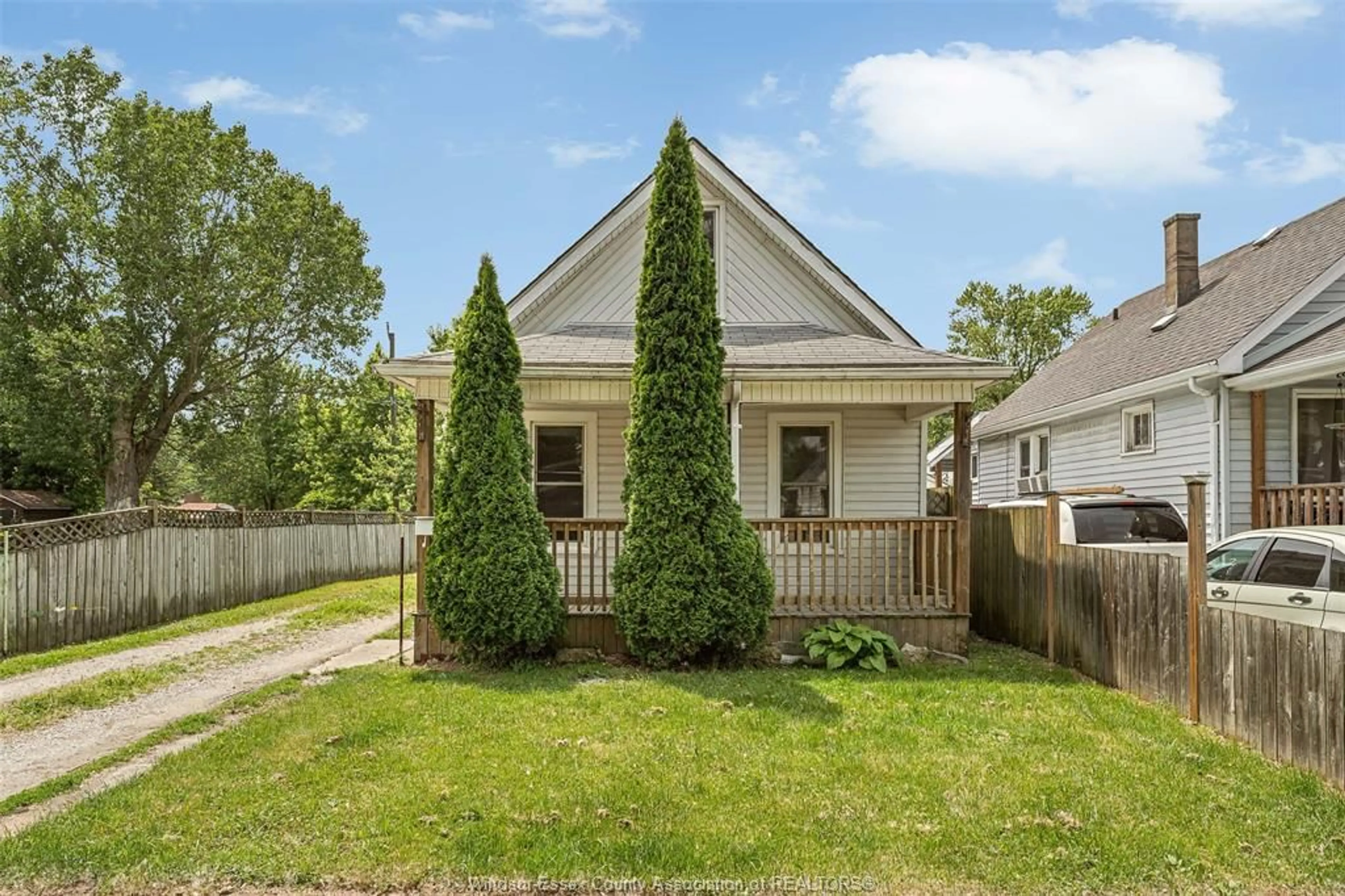A pic from outside/outdoor area/front of a property/back of a property/a pic from drone, street for 2275 CHARL, Windsor Ontario N8X 2A1