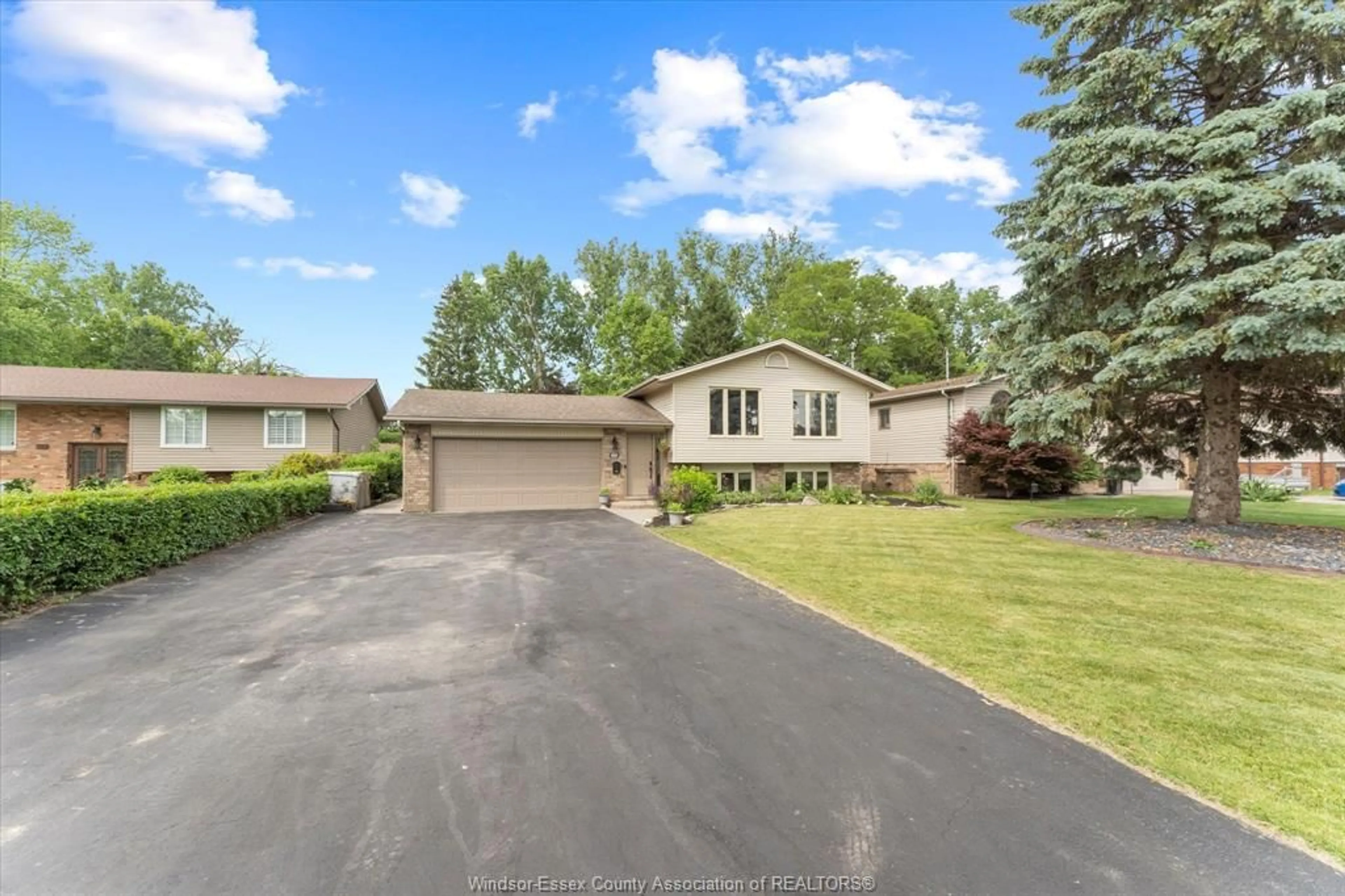 A pic from outside/outdoor area/front of a property/back of a property/a pic from drone, street for 551 REAUME Rd, LaSalle Ontario N9J 1B3