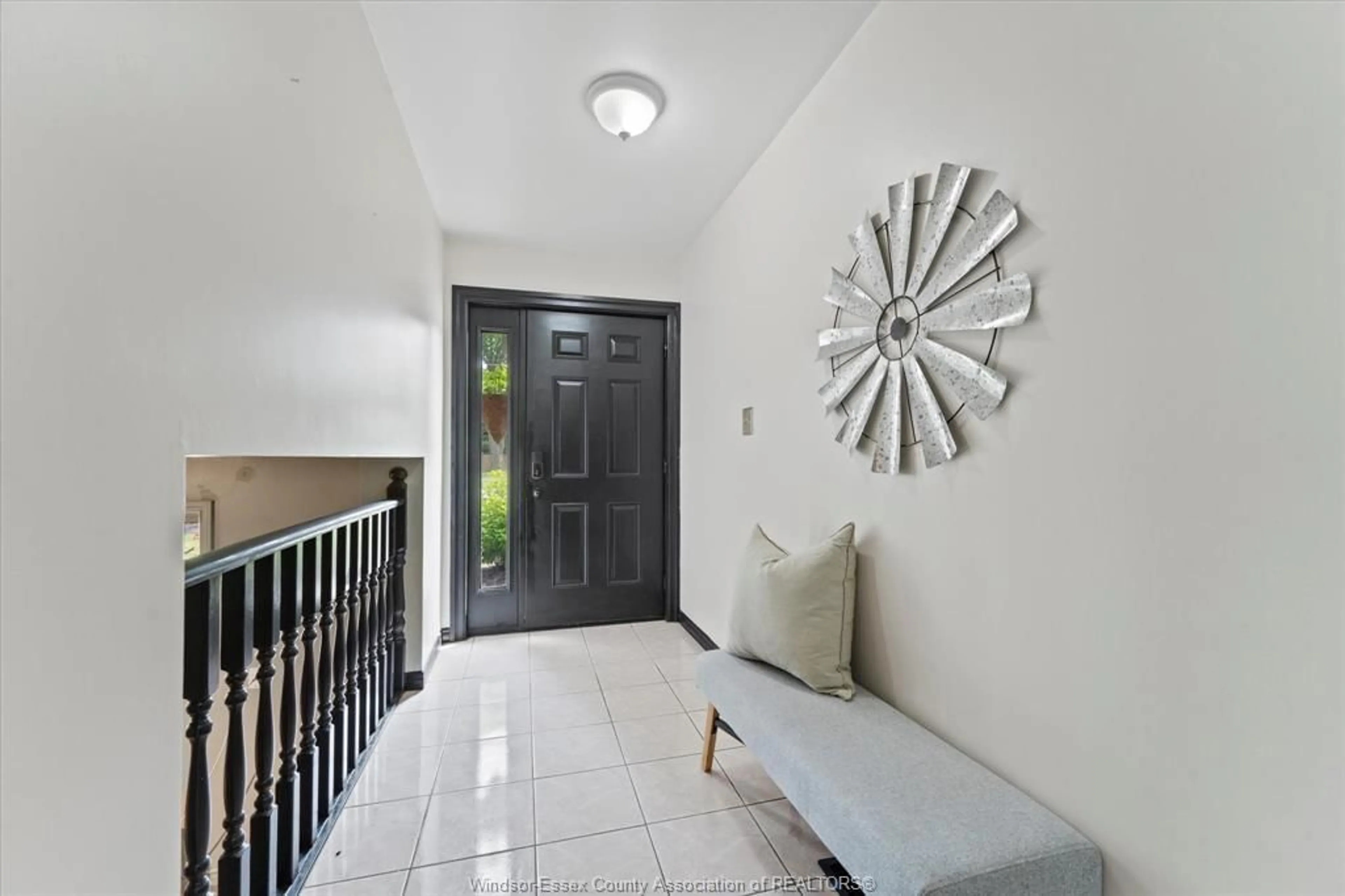 Indoor entryway for 551 REAUME Rd, LaSalle Ontario N9J 1B3