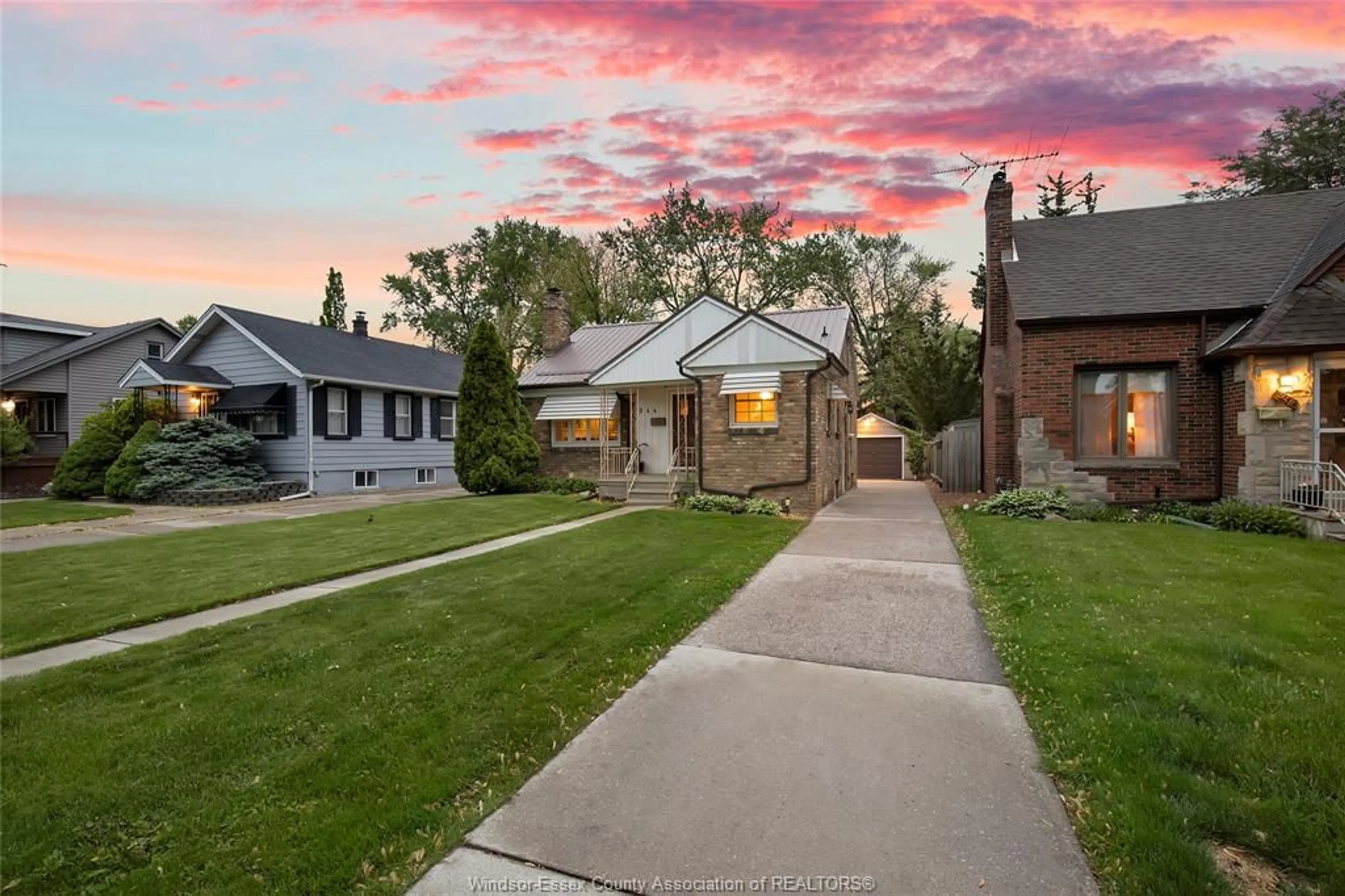 A pic from outside/outdoor area/front of a property/back of a property/a pic from drone, street for 944 HOMEDALE, Windsor Ontario N8S 2T2