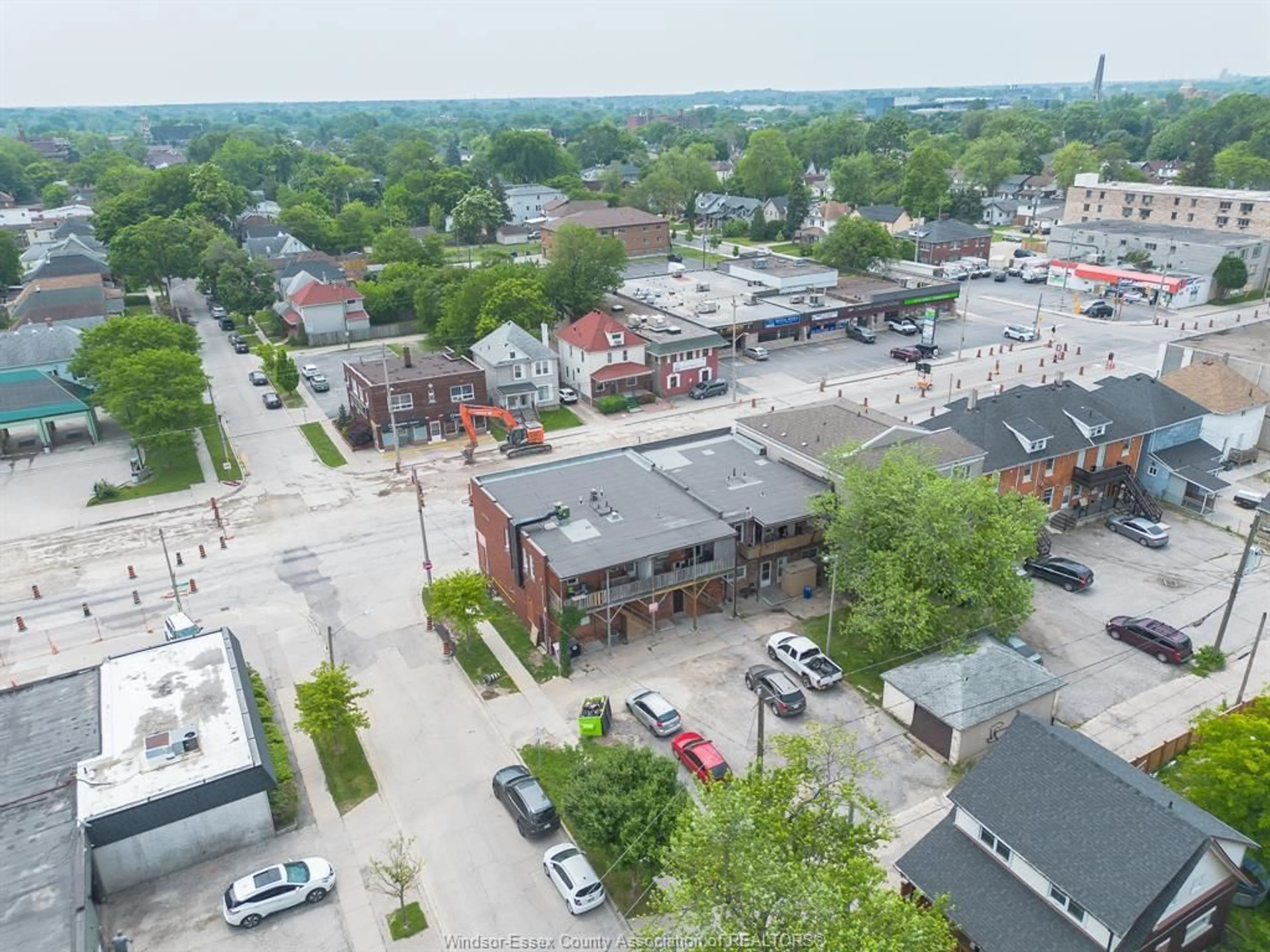 A pic from outside/outdoor area/front of a property/back of a property/a pic from drone, street for 1802-1820 UNIVERSITY Ave, Windsor Ontario N9B 1C2